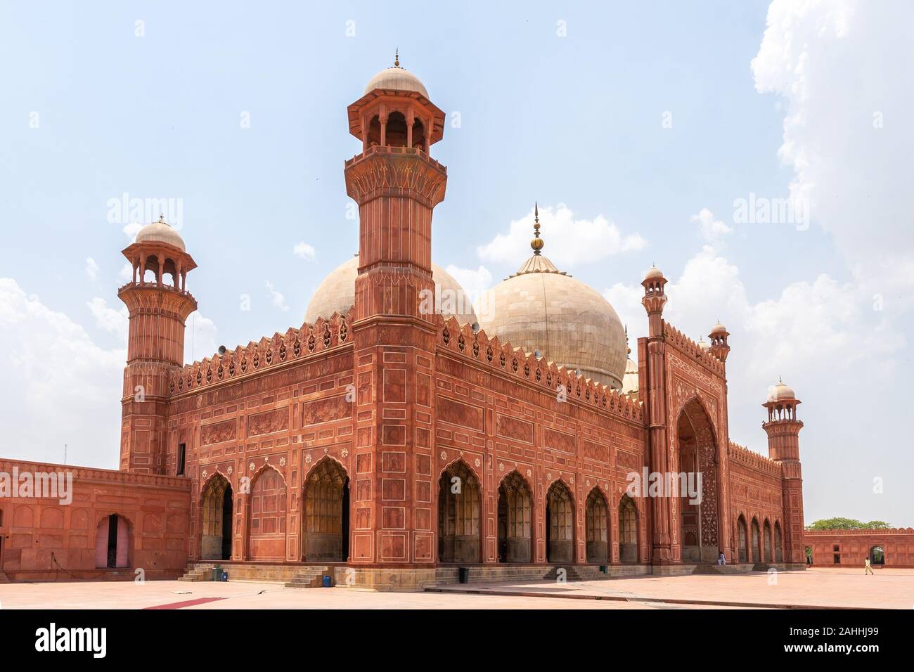 Lahore Badshahi Moschee malerischen Atemberaubenden Blick mit Besuchern auf einem sonnigen blauen Himmel Tag Stockfoto