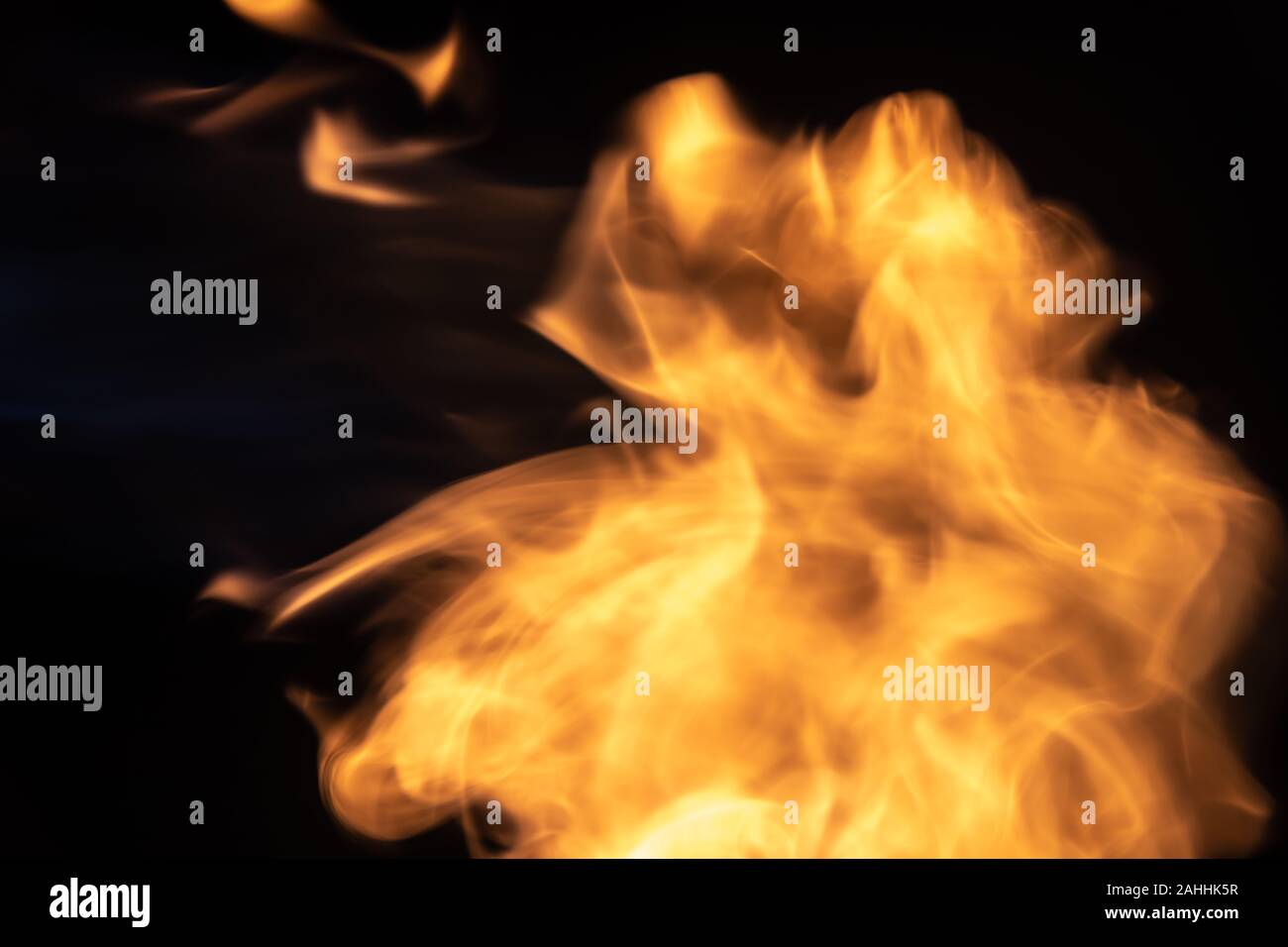 Grosse Feuer Ball von unten mit weichen Detail auf schwarzem Hintergrund. Für overlay Wirkung Stockfoto