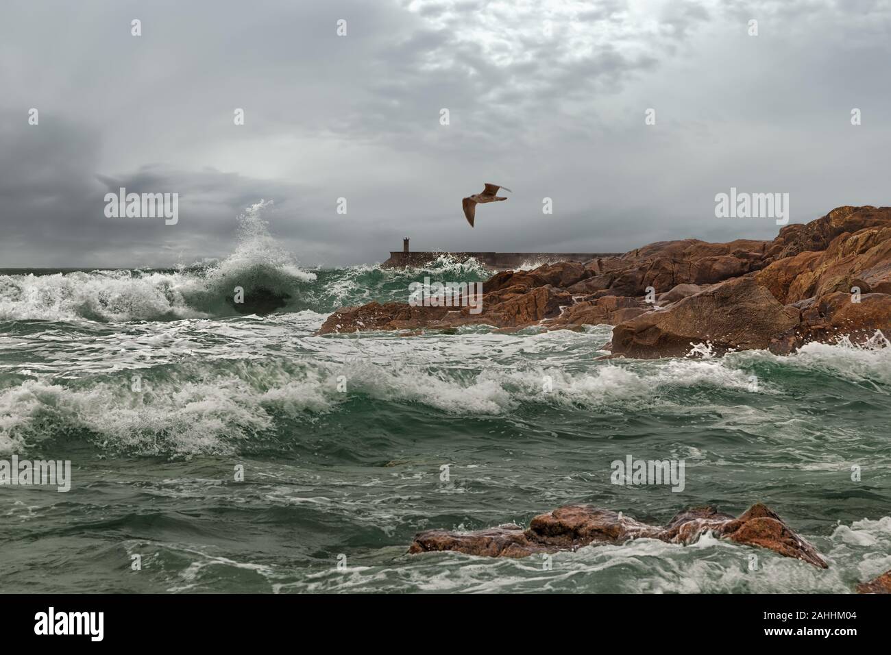 Der Ozean westlich von Portugal an der Mündung des Flusses Douro in Porto im Herbst Stockfoto