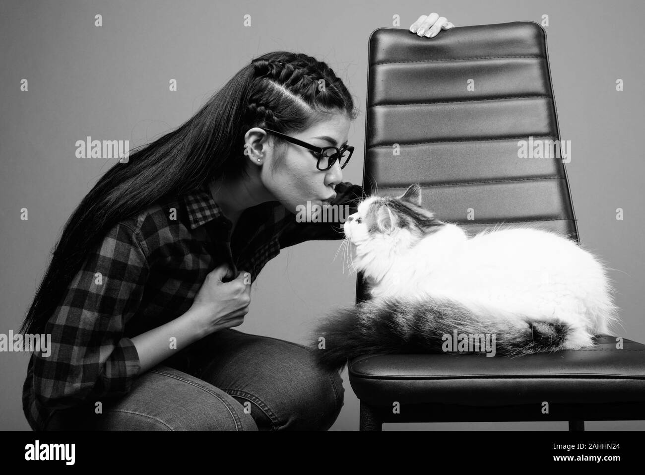 Junge schöne asiatische hipster Frau gegen grauer Hintergrund Stockfoto