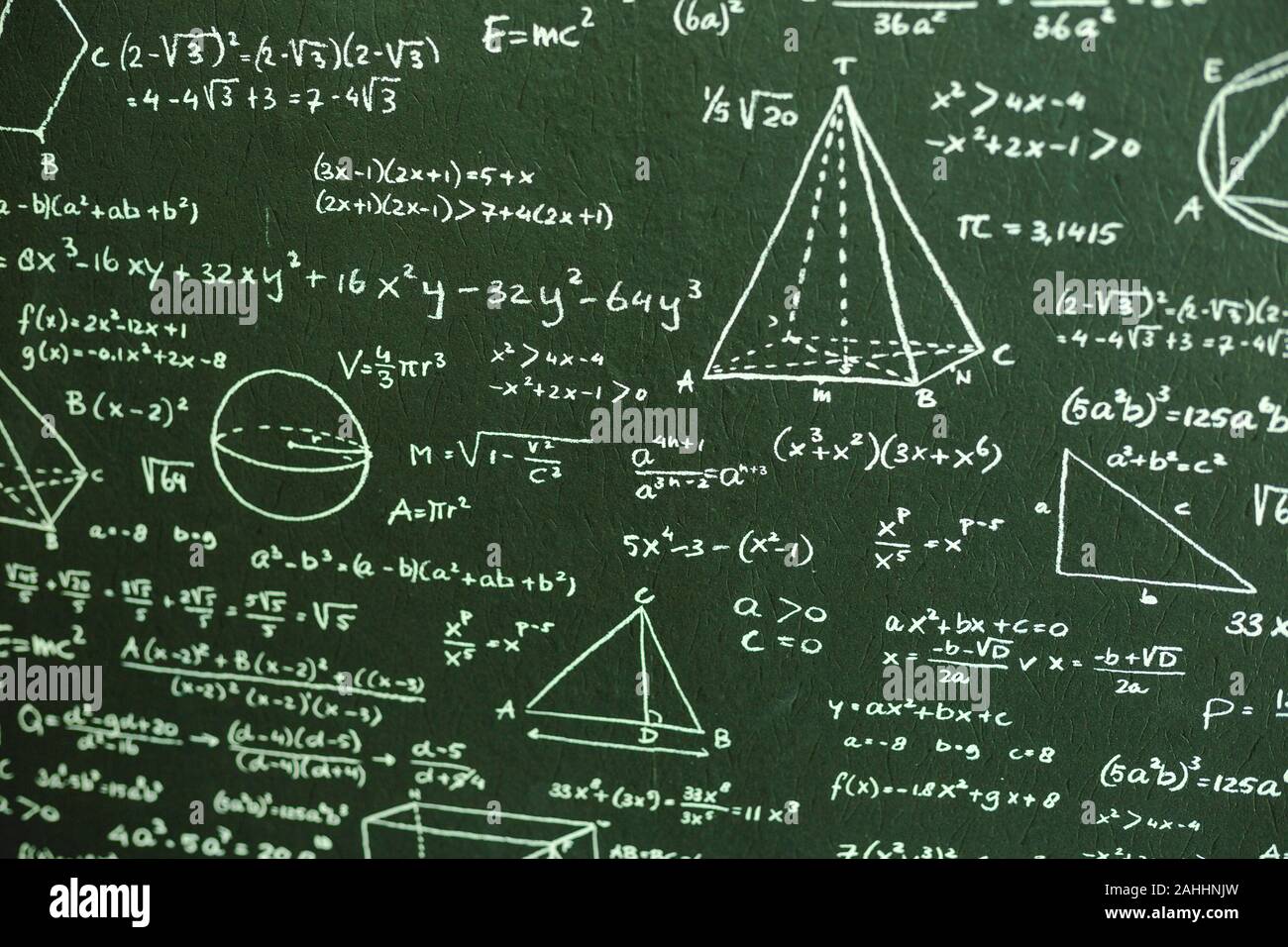 Nahaufnahme Mathe auf Dunkelgrün board mit vielen Lösung Stockfoto