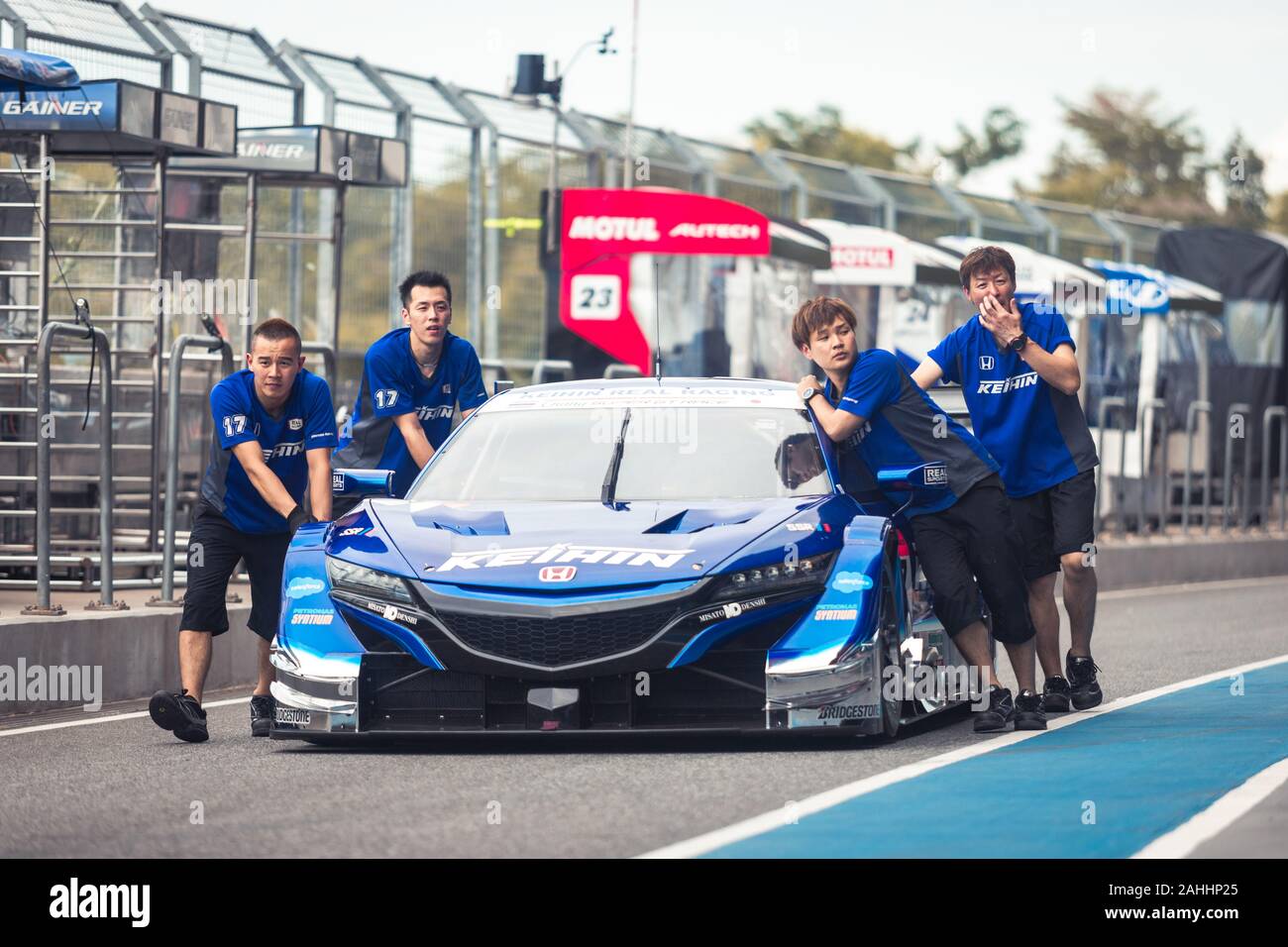 Buriram, Thailand - 28. Juni 2019: Chang SuperGT Rennen übereinstimmen, einer der japanischen Mannschaft - Keehin, schieben ihre Rennwagen Team zusammen Stockfoto