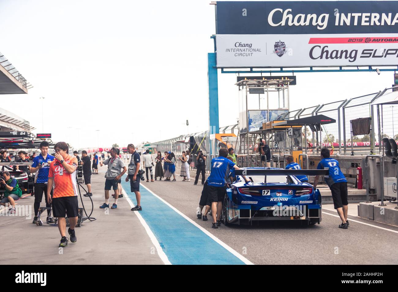 Buriram, Thailand - 28. Juni 2019: Thailand SuperGT racing übereinstimmen, Atmosphäre am Tag vor dem Match starten, jedes Team so ernst Üben auf der Grube s Stockfoto