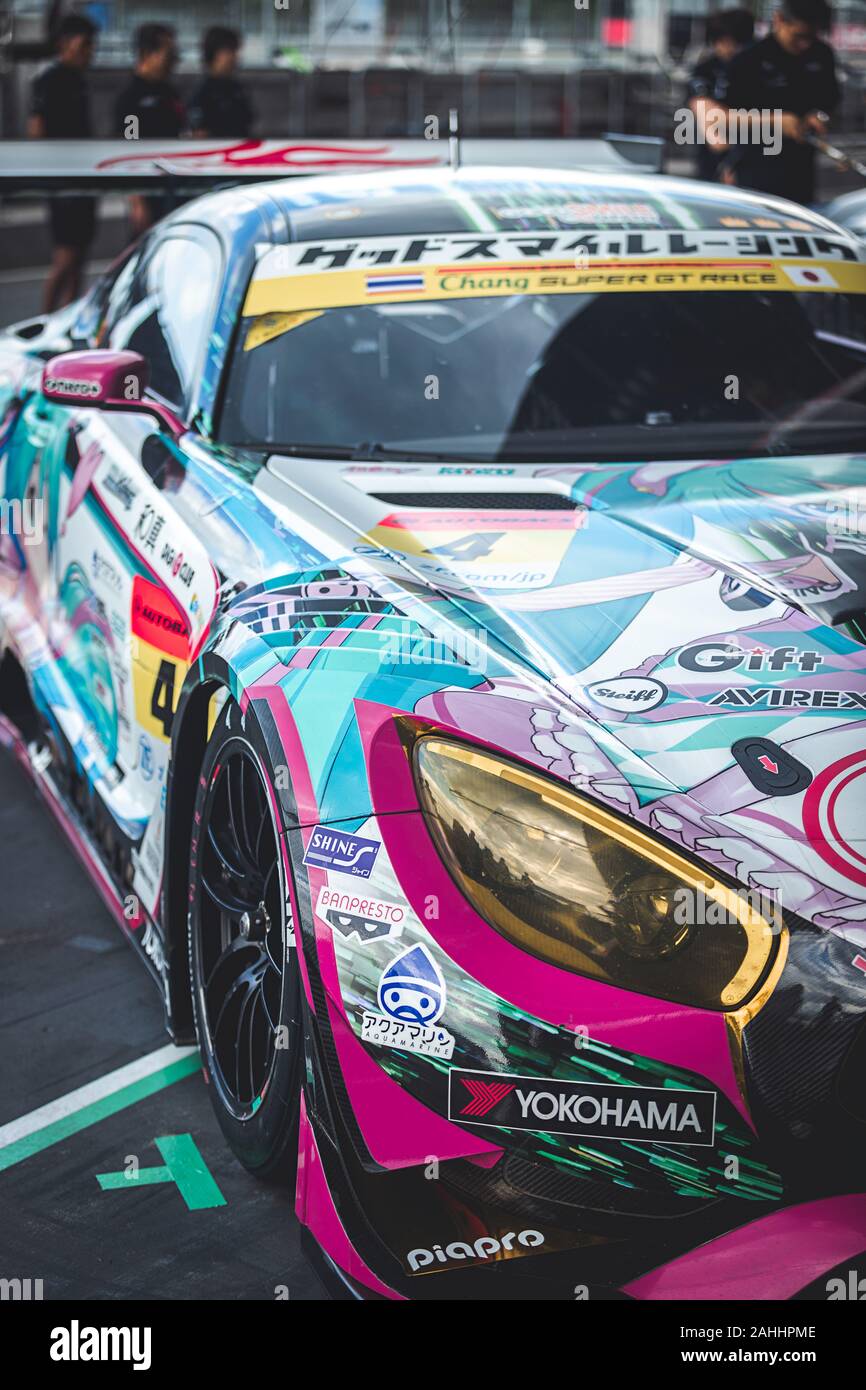 Buriram, Thailand - 28. Juni 2019: Thailand SuperGT racing übereinstimmen, japanischen Team - Gute lächeln Racing, Parkplatz ihre Rennwagen auf der Pit Stop mit Hut Stockfoto