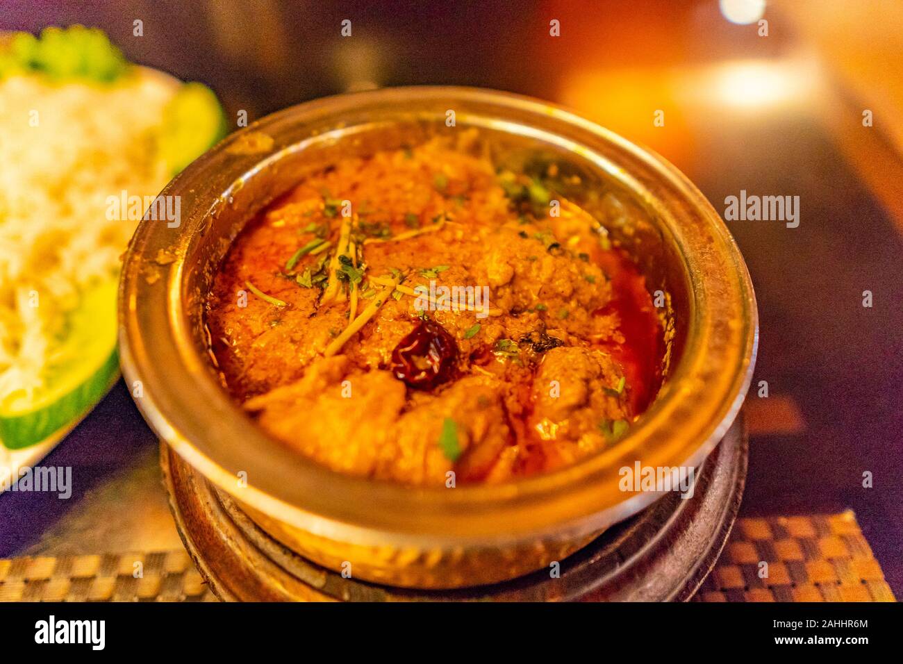 Traditionelle köstlichen Pakistanischen Orangefarbene würzigen Lamm Curry serviert in einer Schüssel Stockfoto
