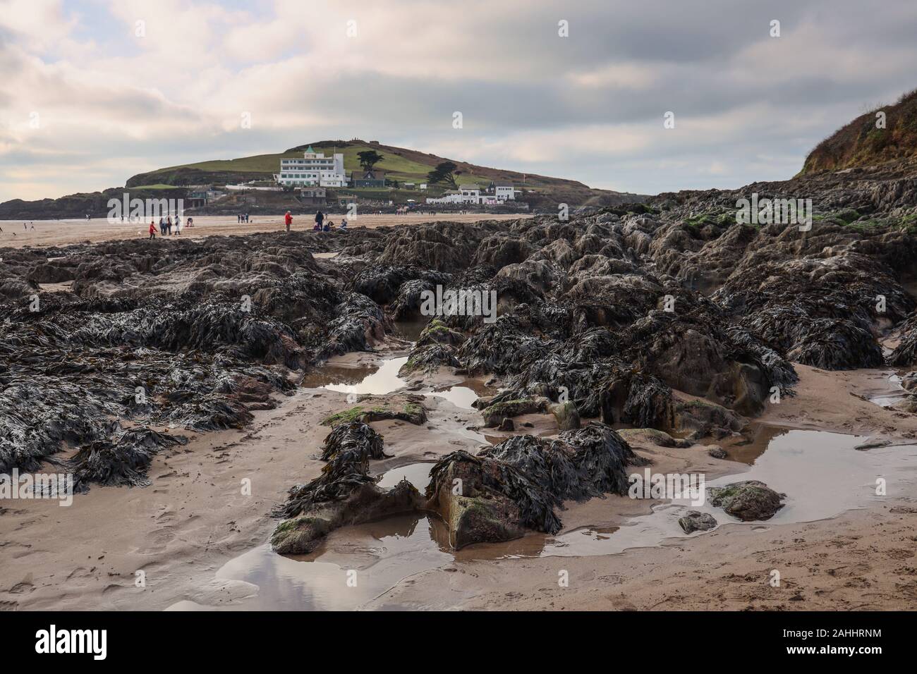 Über Felsenpools und die Sandy Causeway auf Burgh Island von Bigbury-on-Sea in South Hams in Devon Stockfoto