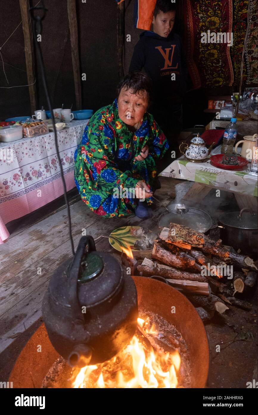 Eine Nenet Frau kochen auf einem Campingplatz in Sibirien, Russland Stockfoto