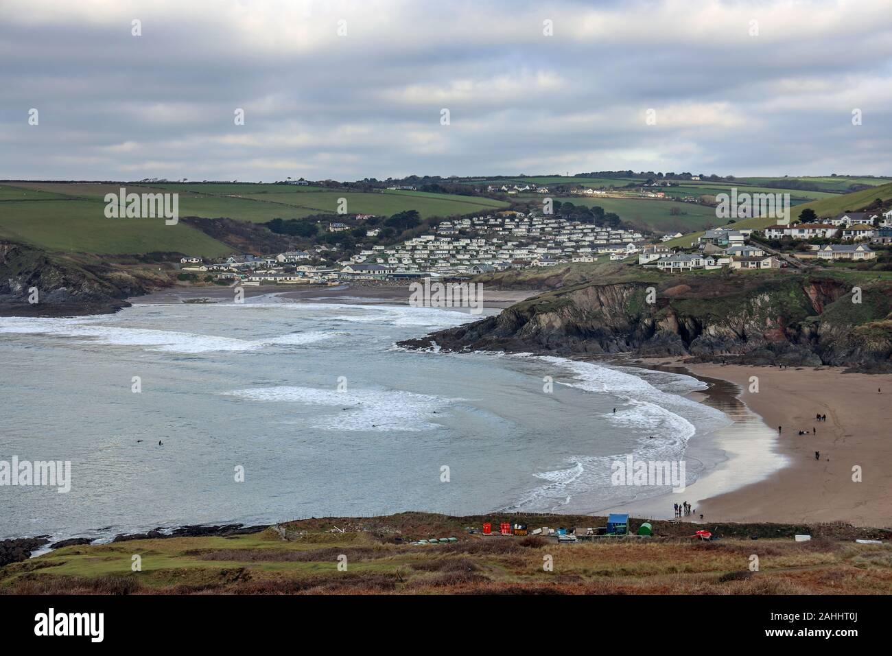 Das Holiday Village in Bigbury on Sea in South Devon von Burgh Island gesehen bei Ebbe mit dem Festland durch einen Sandstrand oder Causeway verbunden Stockfoto