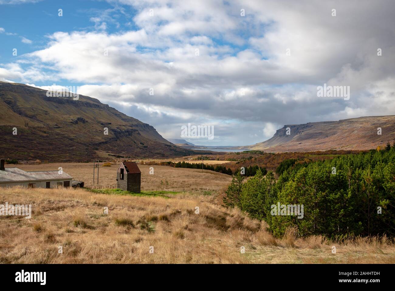 Typisch isländischen Landschaft mit kleinen hölzernen Scheune, mit keine Menschen, mit teilweise bedecktem Himmel Anfang Oktober getroffen, Island Stockfoto