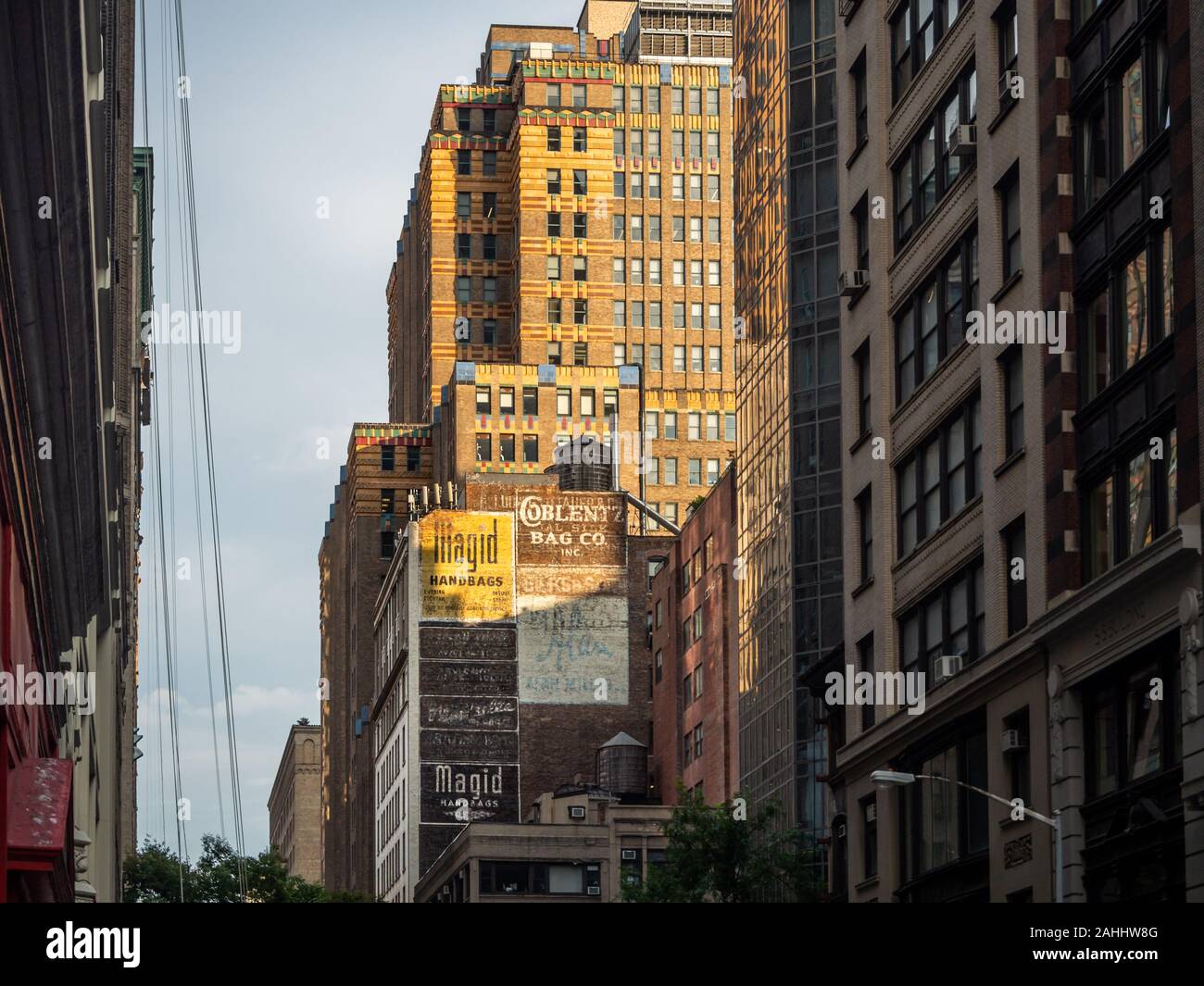 Manhattan, New York City - alte Straßenarchitektur, traditionelle Werbung für Ziegelmauergebäude, lokale Kultur, Immobilienmietmarkt Stockfoto