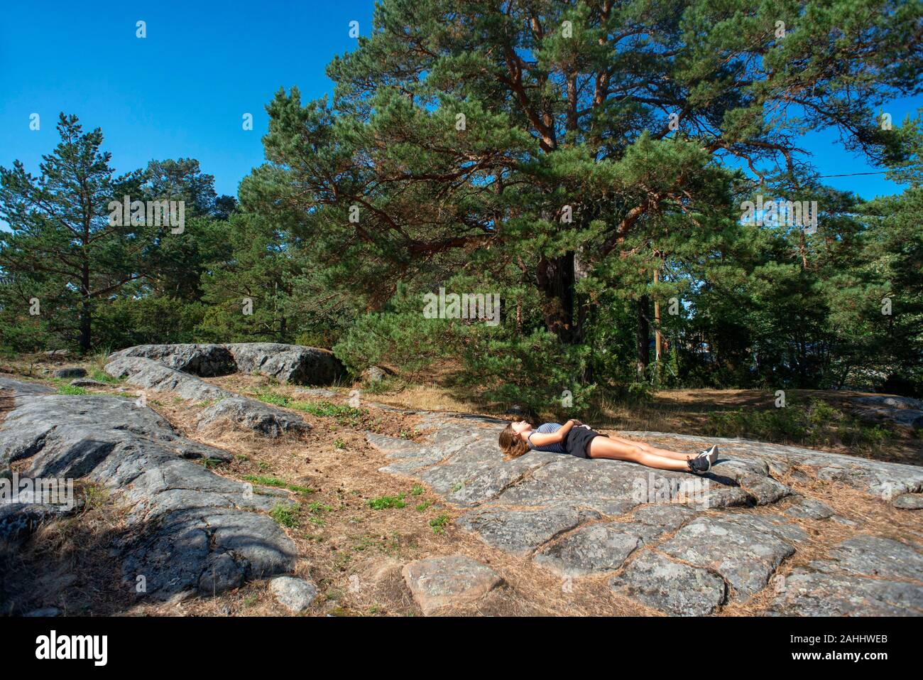 Mädchen an Mossala Island Resort im Südwesten Finnland Archipel ruht. Die Schären Ringstraße oder Saariston rengastie ist voller Dinge zu sehen, zu tun und Stockfoto