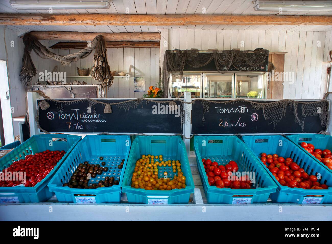 Frische Tomaten in Isaksson's Farm auf dem Weg in die Korpo Fähre in Houtskär in einer Vielzahl von Farben, im Hofladen. Es gibt kein Personal hier, einfach Stockfoto