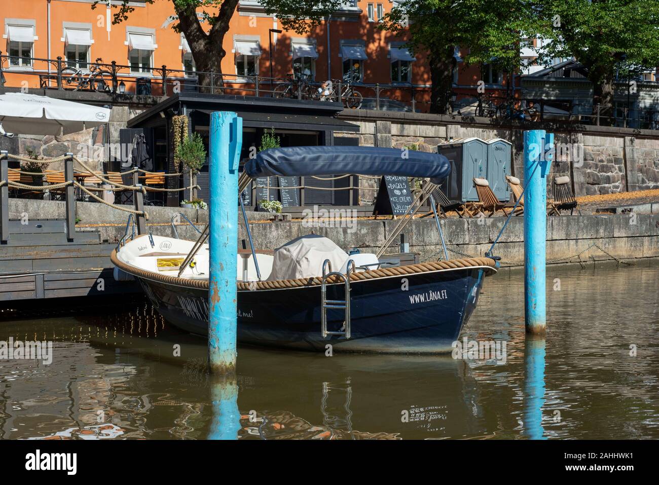 Elektrische Boote zum Mieten im Fluss Aura in Turku, Finnland. Stockfoto