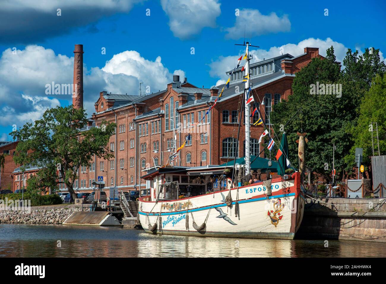 Altes Rathaus und Gebäude am Ufer des Flusses Aura in Turku, Finnland. Stockfoto