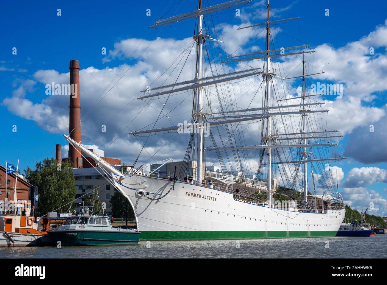 Altes Rathaus und Gebäude am Ufer des Flusses Aura in Turku, Finnland. Stockfoto