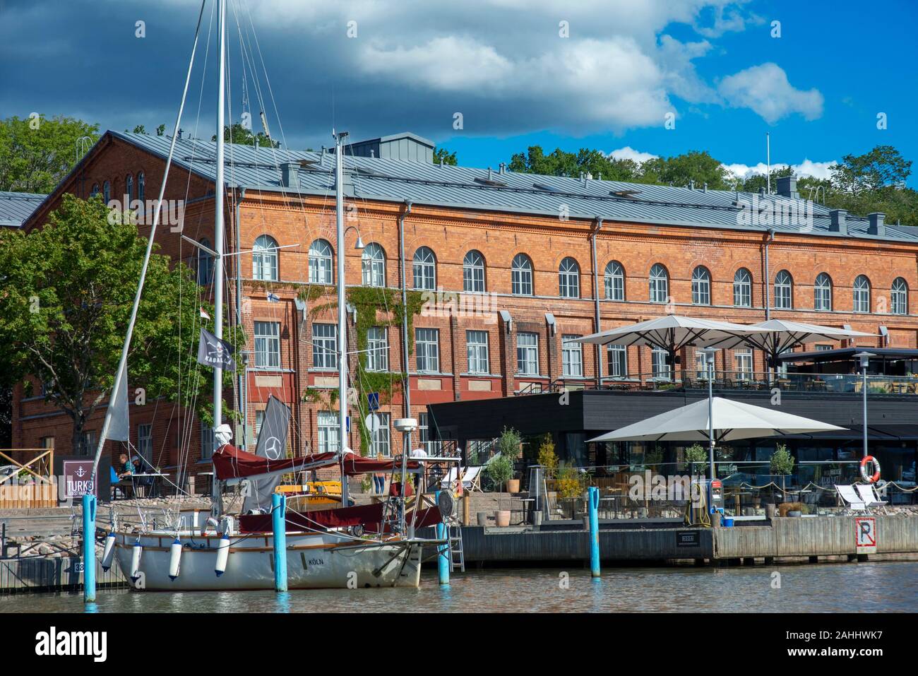 Altes Rathaus und Gebäude am Ufer des Flusses Aura in Turku, Finnland. Stockfoto