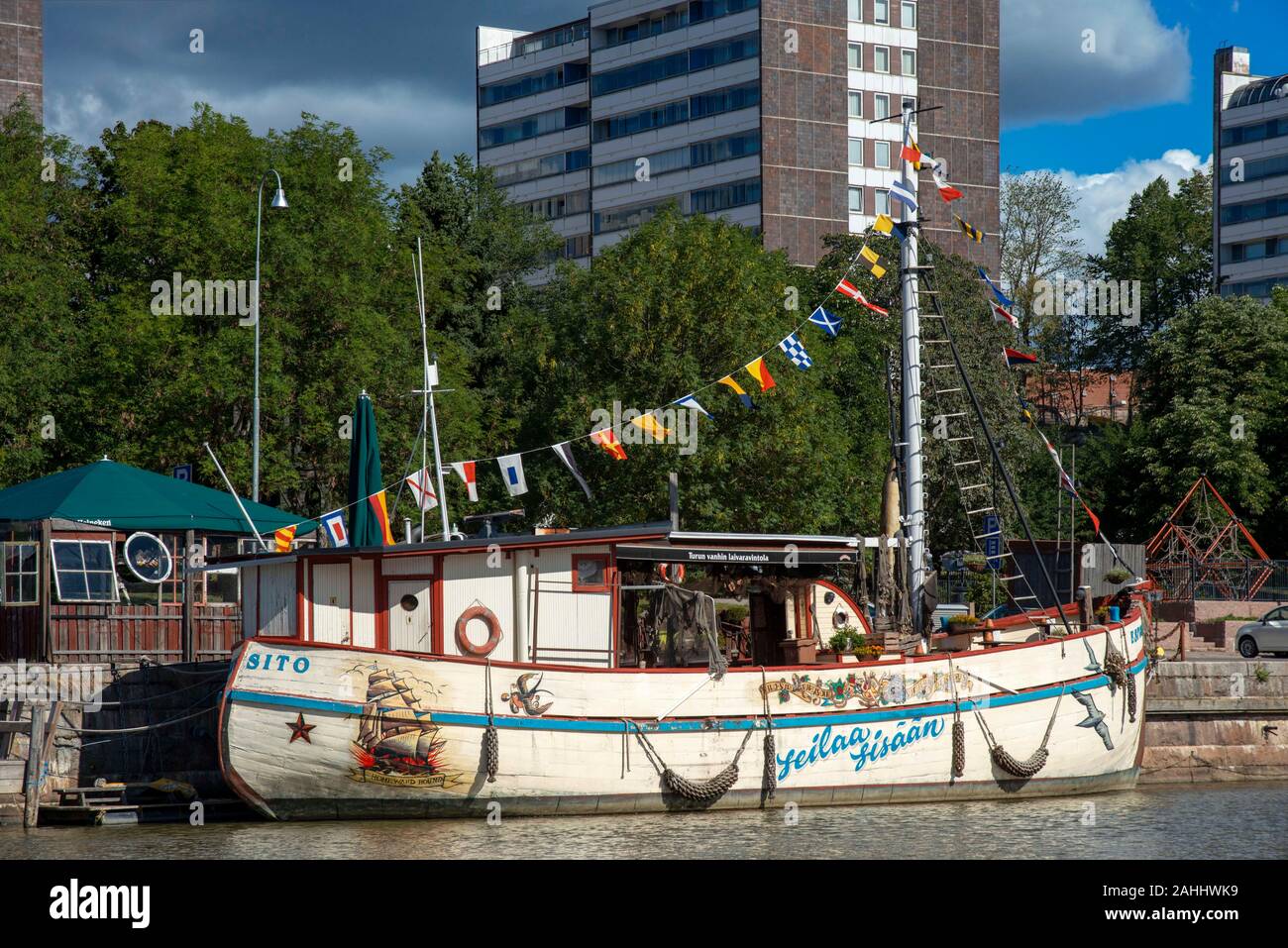 Altes Rathaus und Gebäude am Ufer des Flusses Aura in Turku, Finnland. Stockfoto