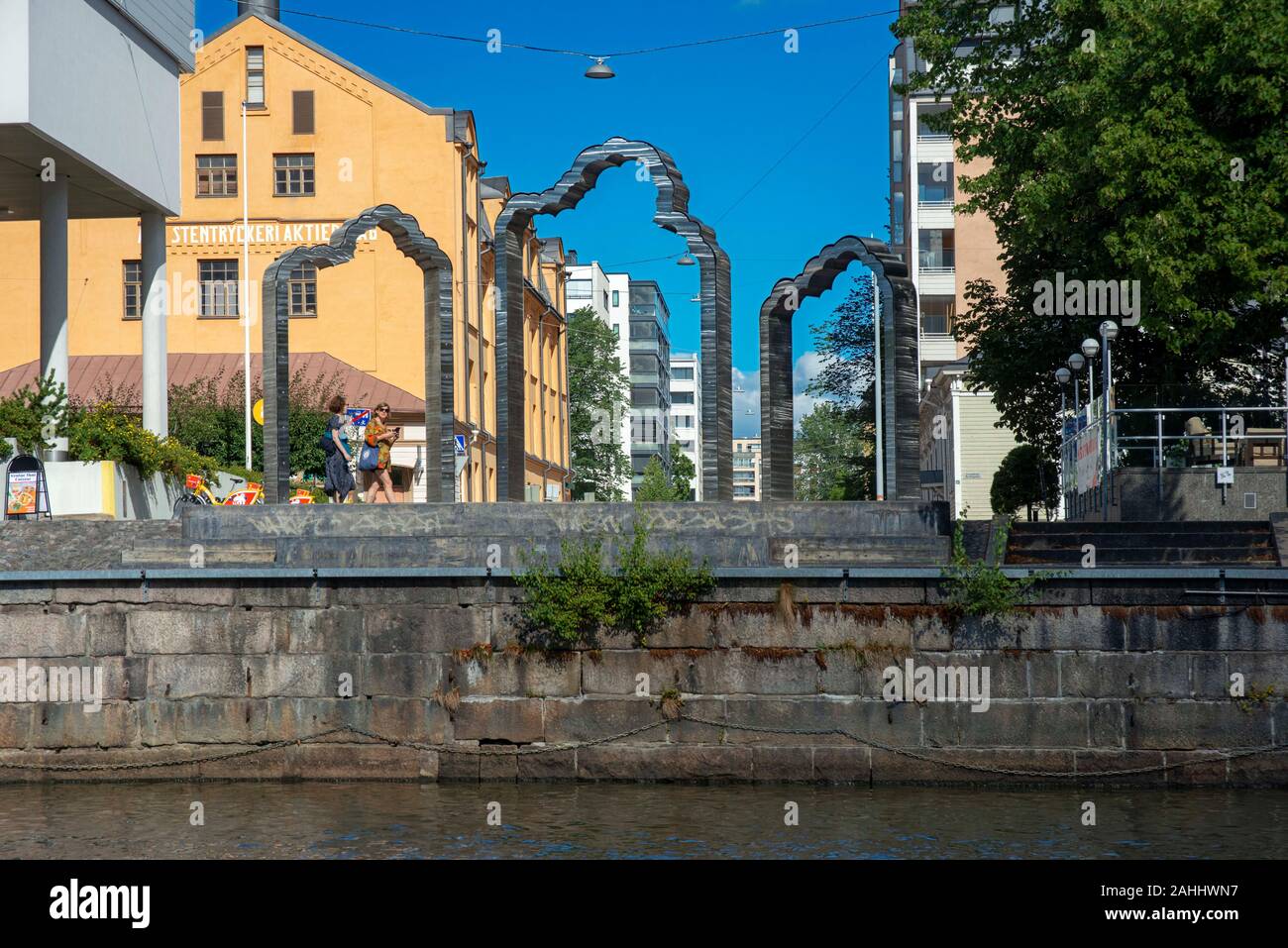 Promenade am Ufer des Flusses Aura in Turku, Finnland. Stockfoto