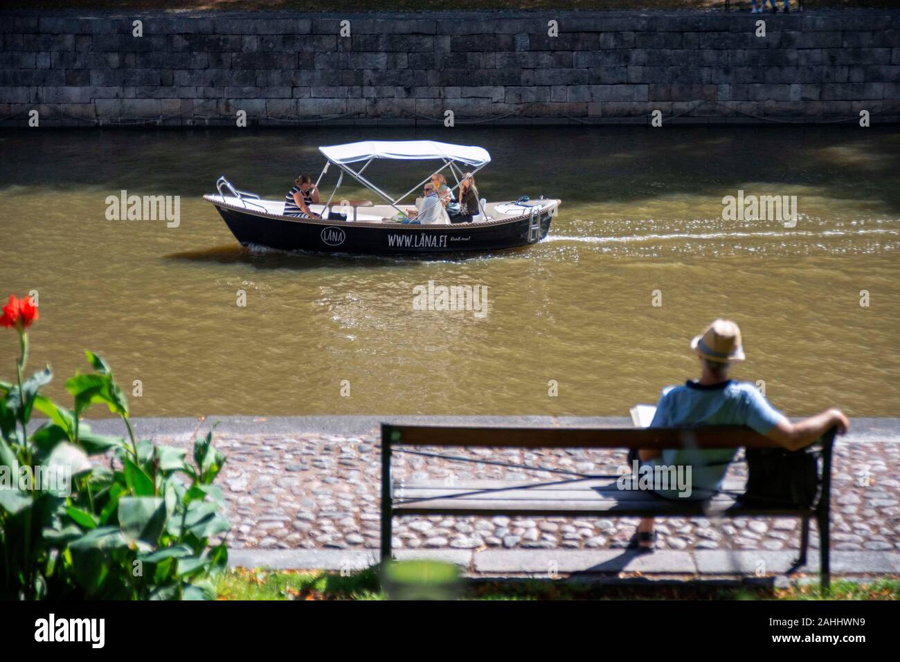 Familie in elektrische Boote zum Mieten im Fluss Aura in Turku, Finnland. Stockfoto