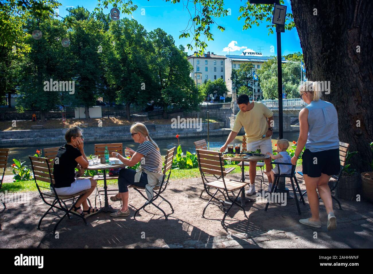 Cafe Bar und Restaurants am Ufer des Flusses Aura Aurajoki im historischen Zentrum, Turku, Finnland Stockfoto