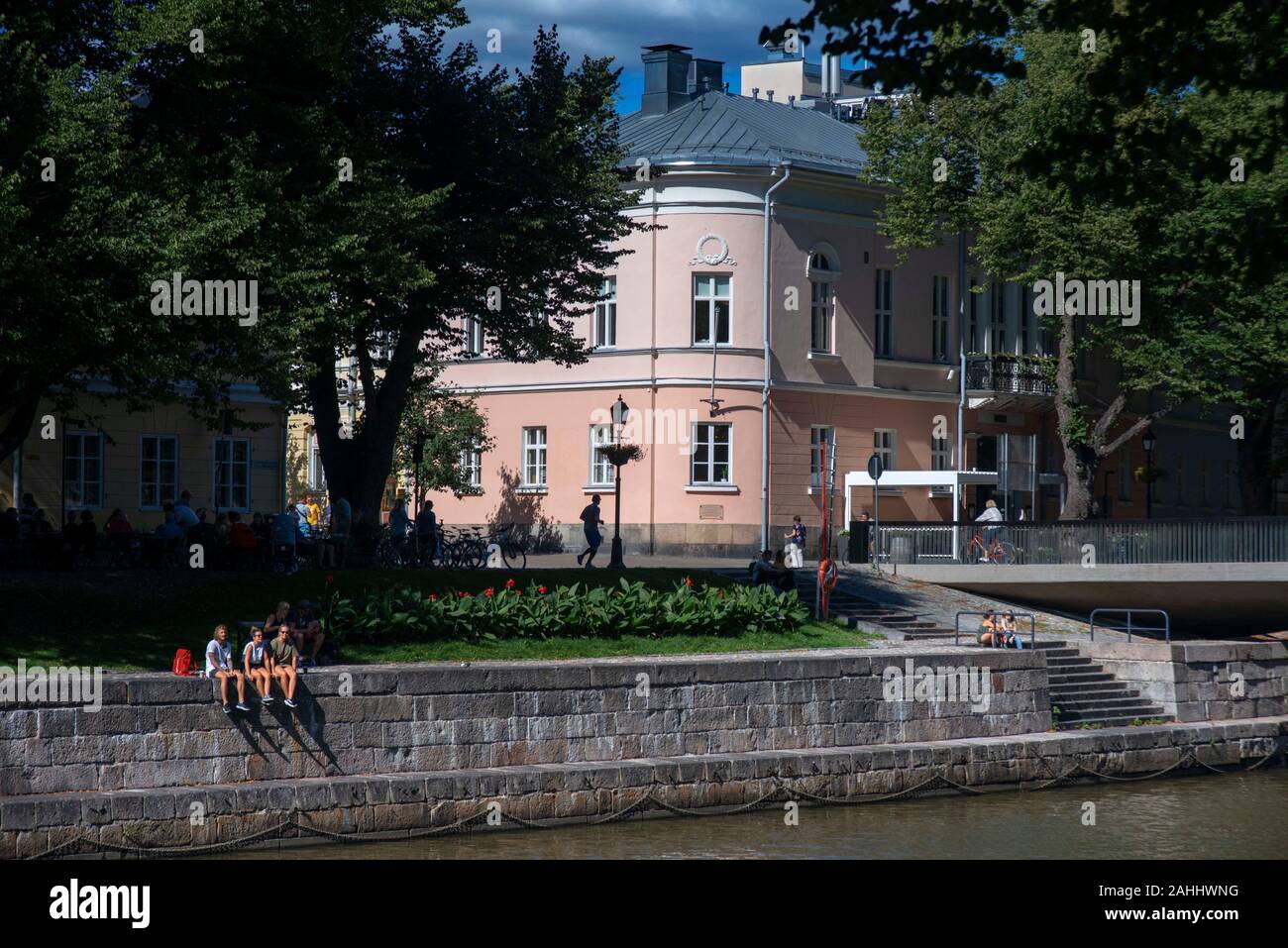 Promenade am Ufer des Flusses Aura in Turku, Finnland. Stockfoto