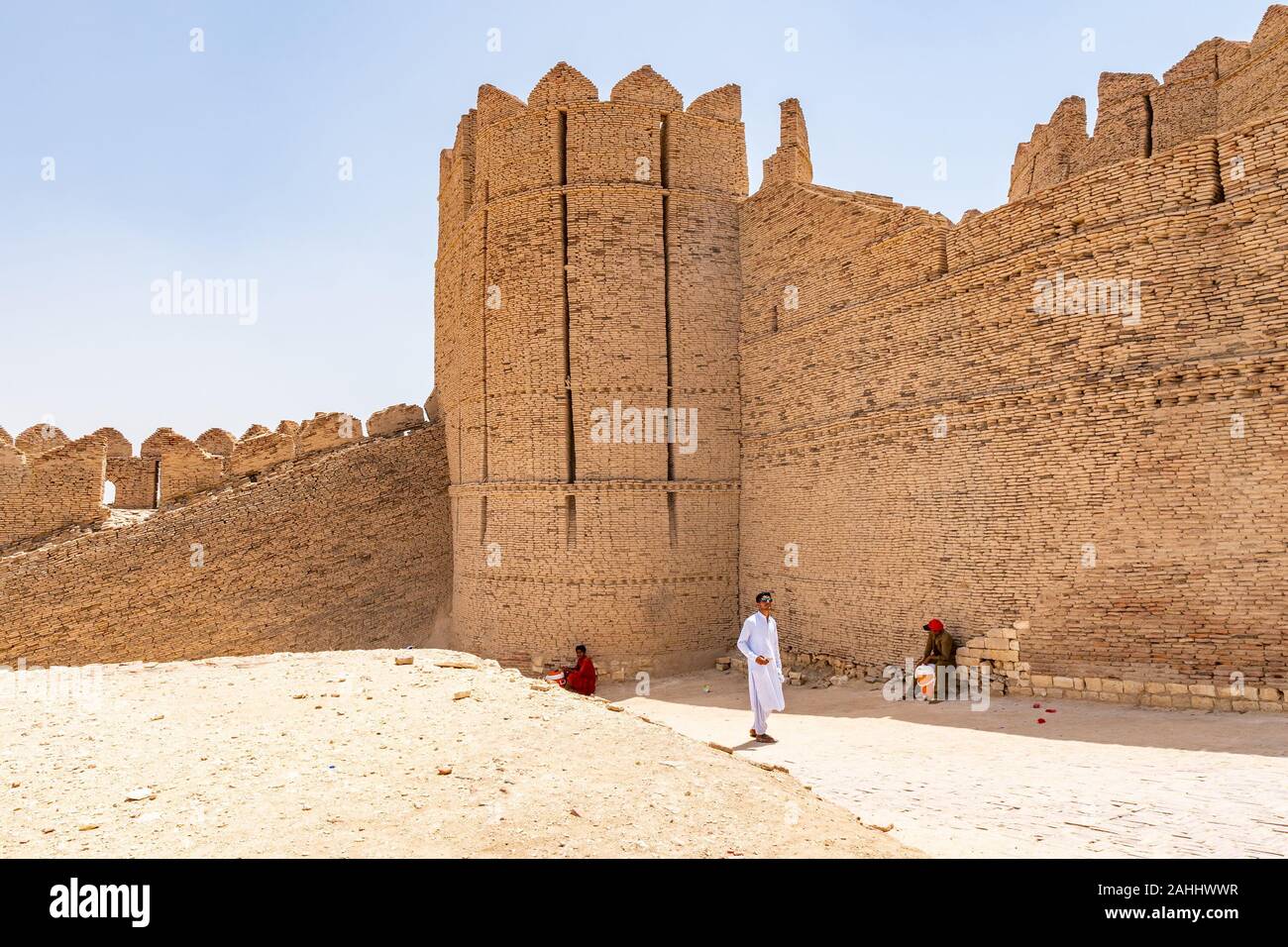 Khairpur Kot Diji Fort mit einer malerischen Aussicht auf den Wachtturm mit Besuchern auf einem sonnigen blauen Himmel Tag Stockfoto