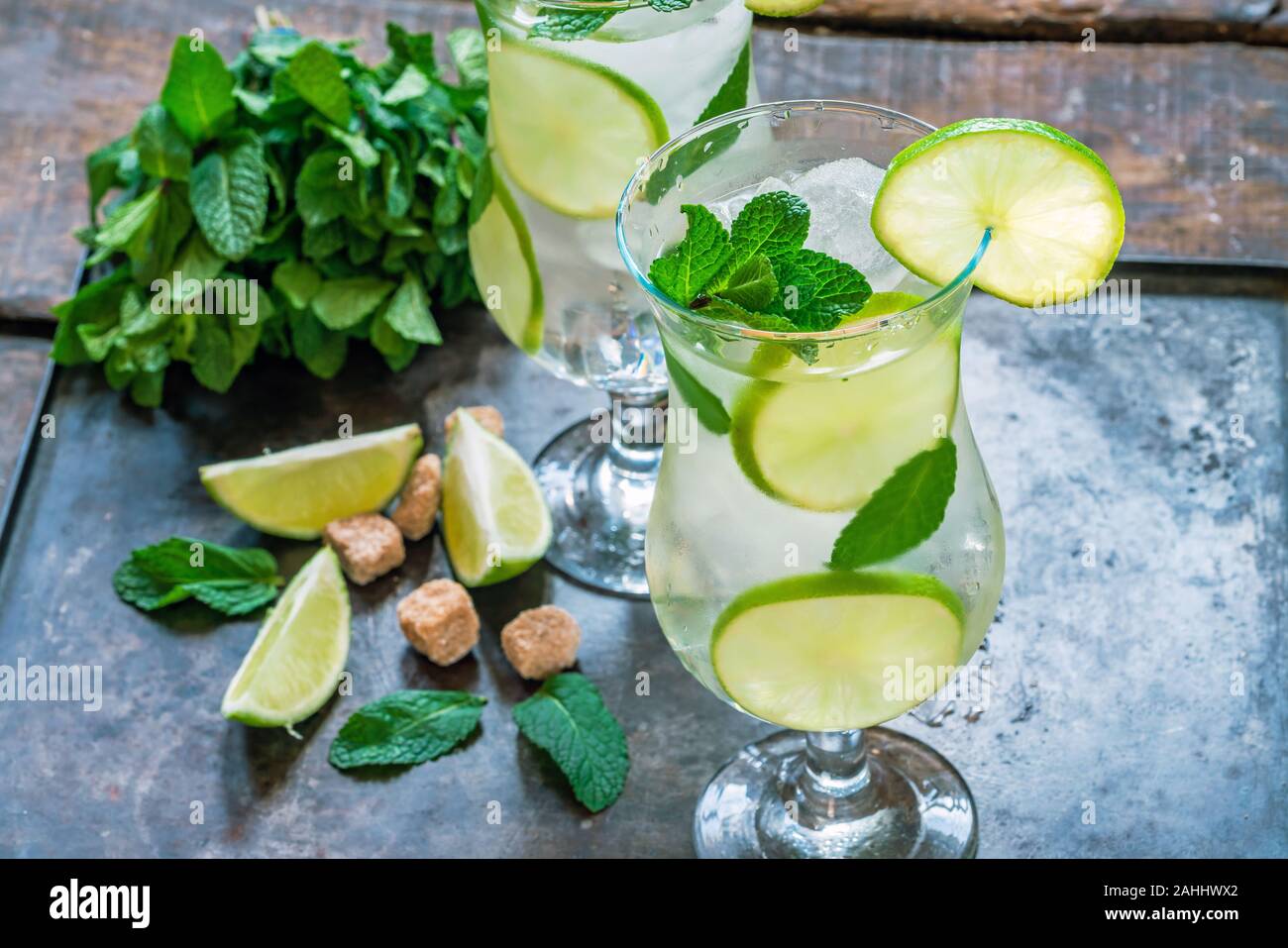 Erfrischenden mojito Cocktail mit Minze und Limette Stockfoto