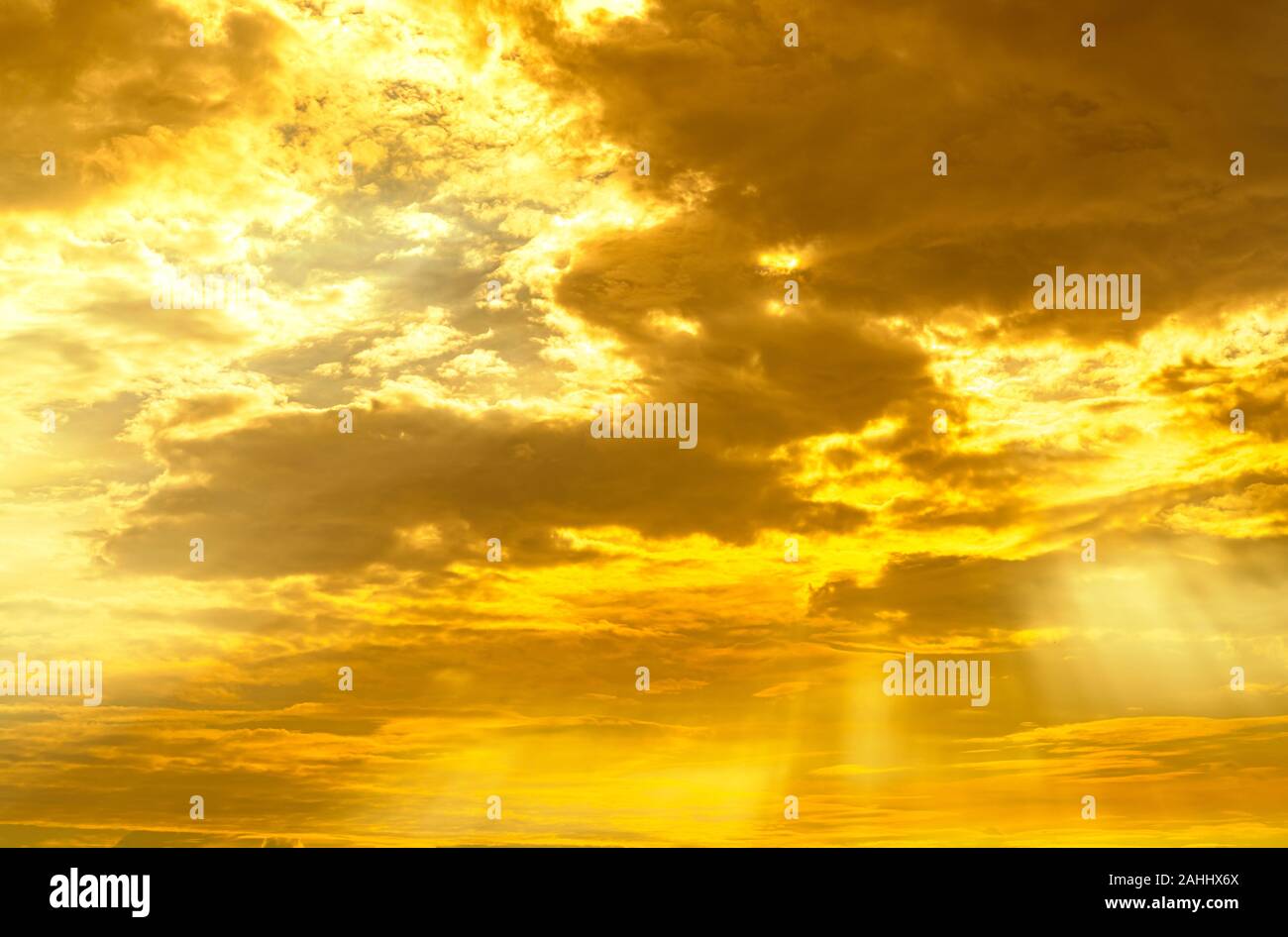 Gottes Licht. Dramatische golden bewölkten Himmel mit Sun Beam. Gelbe Sonne strahlen durch Goldene Wolken. Gottes Licht vom Himmel für Hoffnung und Gläubigen Konzept. Stockfoto