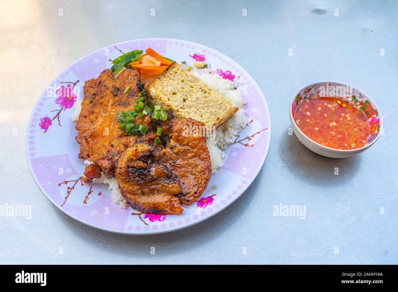 Berühmte, traditionelle vietnamesische Küche-Com Tam Bruchreis Stockfoto