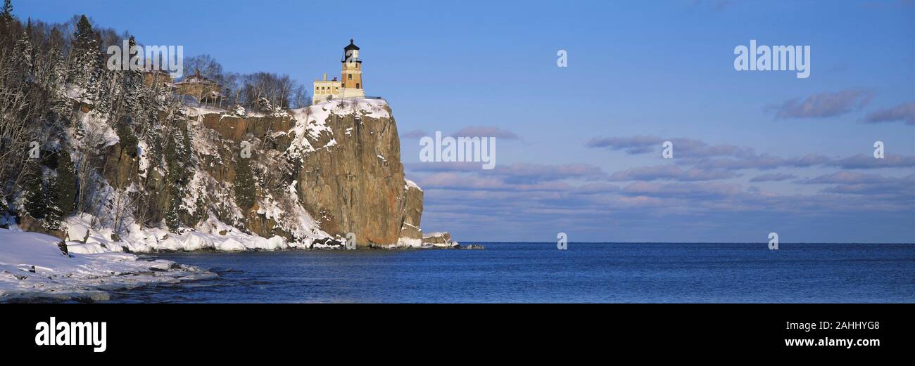 Split Rock Lighthouse und Lake Superior im Winter. Split Rock Lighthouse State Park, Minnesota, Winter. Stockfoto