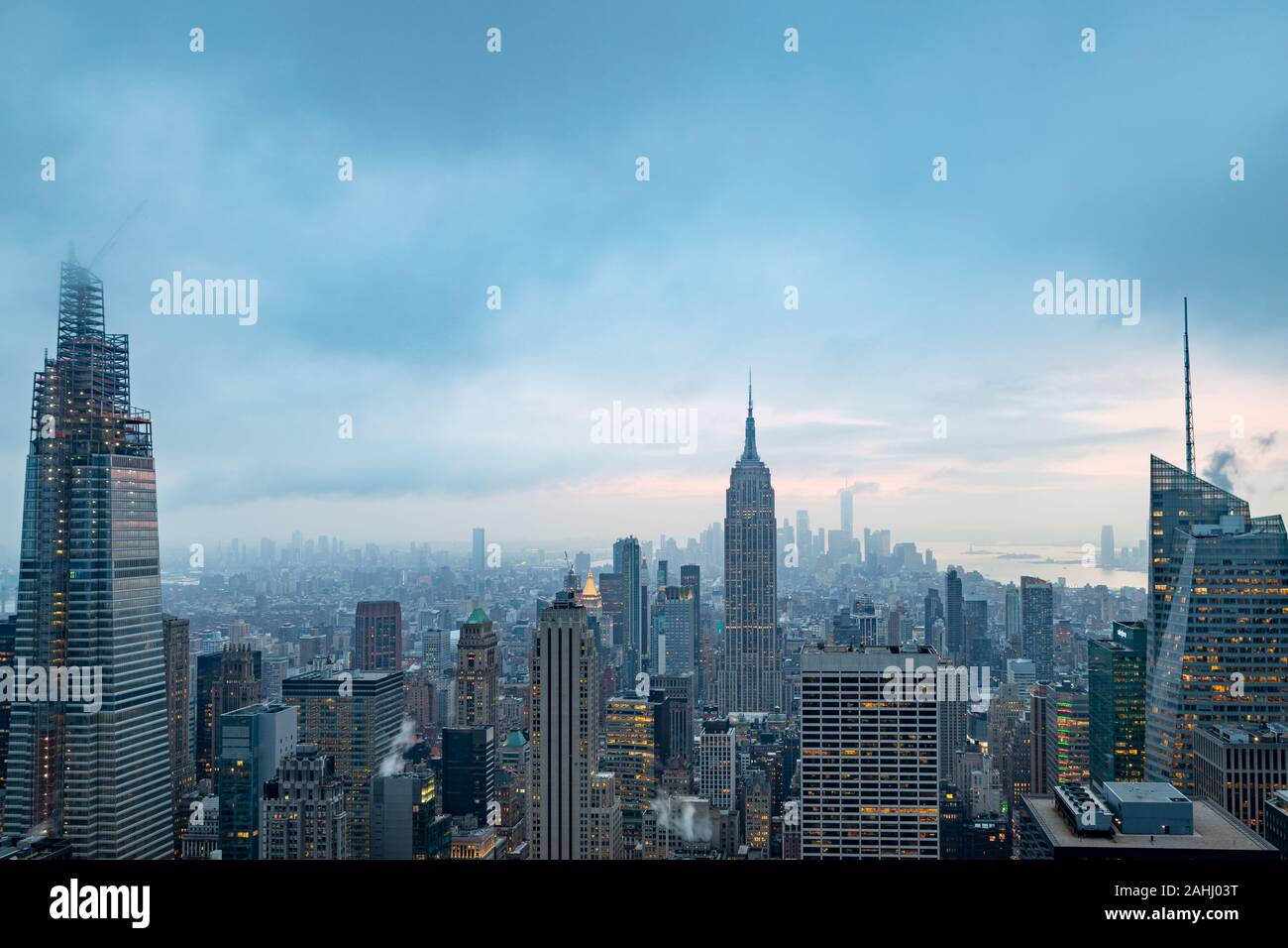 Skyline von New York von Top of the Rock bei Sonnenuntergang mit Wolken am Himmel. Stockfoto