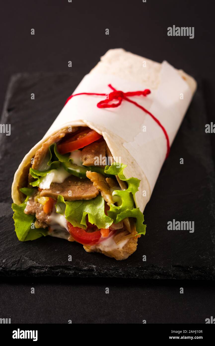Döner Kebab oder Shawarma Sandwich auf schwarzem Schiefer Hintergrund Stockfoto