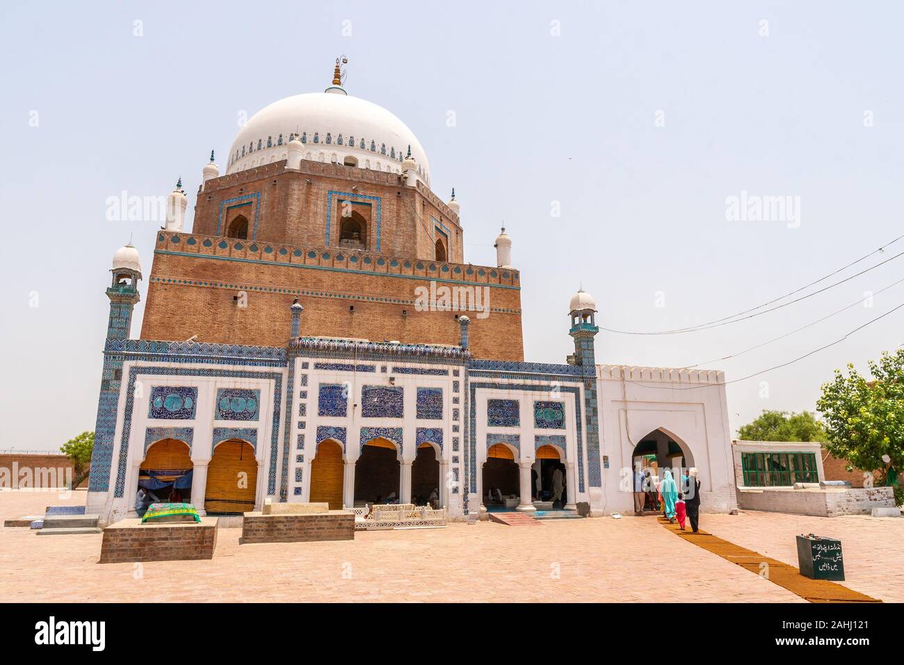 Multan Darbar Hazrat Bahauddin Pfleger Multani Grab Besucher betreten das Mausoleum auf einem sonnigen blauen Himmel Tag Stockfoto