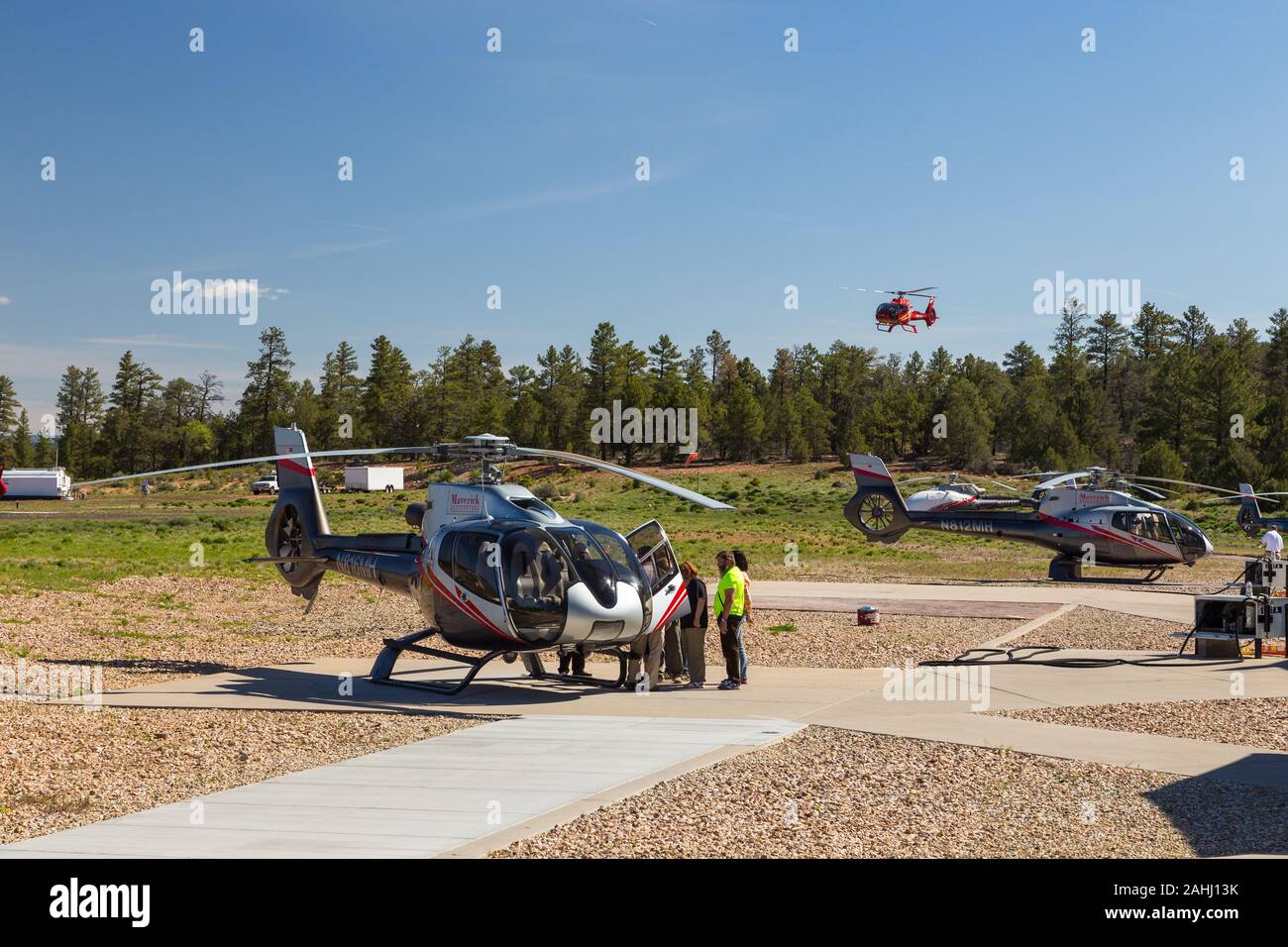 Maverick Hubschrauber auf dem Asphalt am Flughafen, Tusayan, USA. Stockfoto