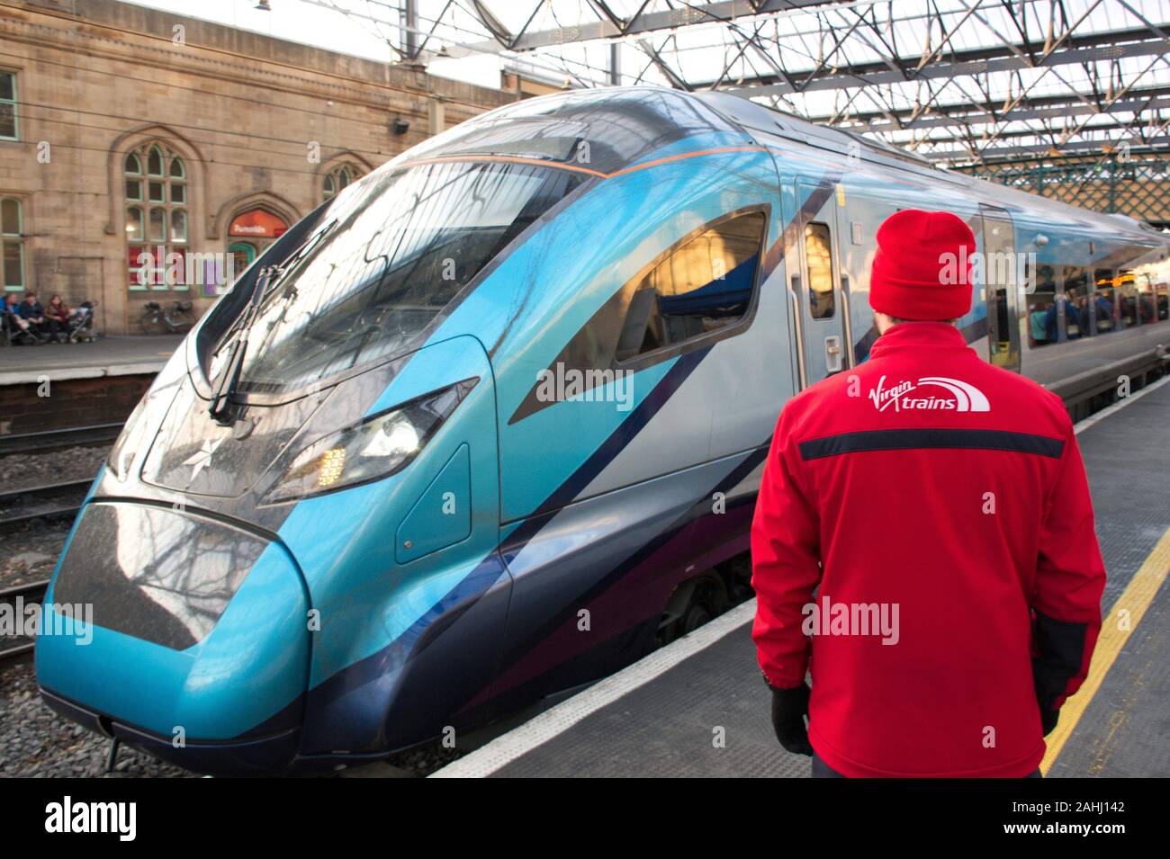 Übergabe von Virgin an der Carlisle Station Stockfoto