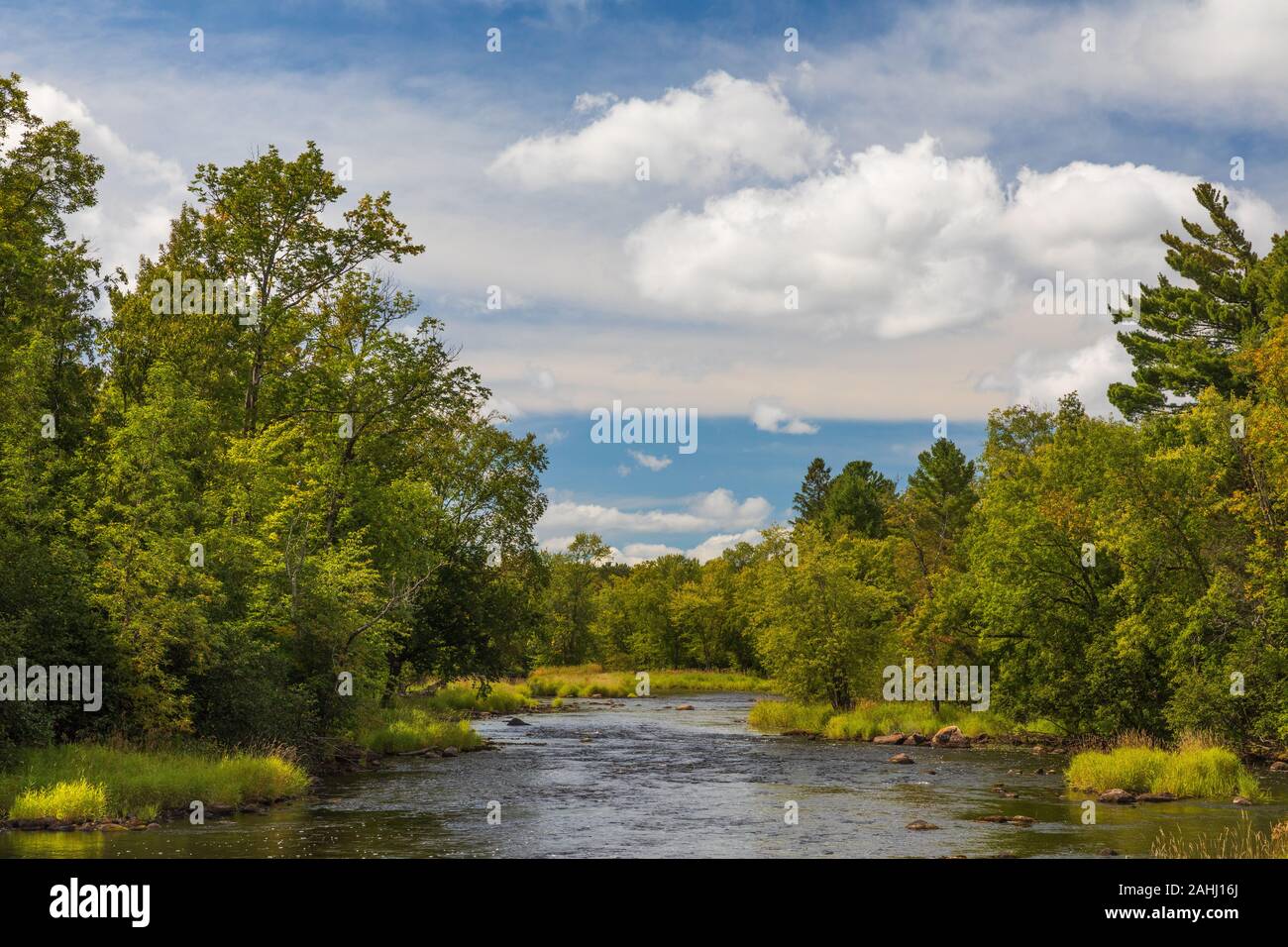 East Fork des Chippewa River an einem schönen Tag im September. Stockfoto