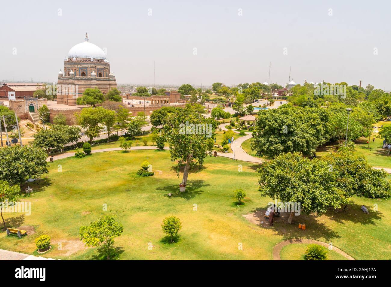 Multan malerischen Atemberaubenden Blick auf Qasim Bagh Park mit Shah Rukn-i-Alam Sufi Grab auf einem sonnigen blauen Himmel Tag Stockfoto