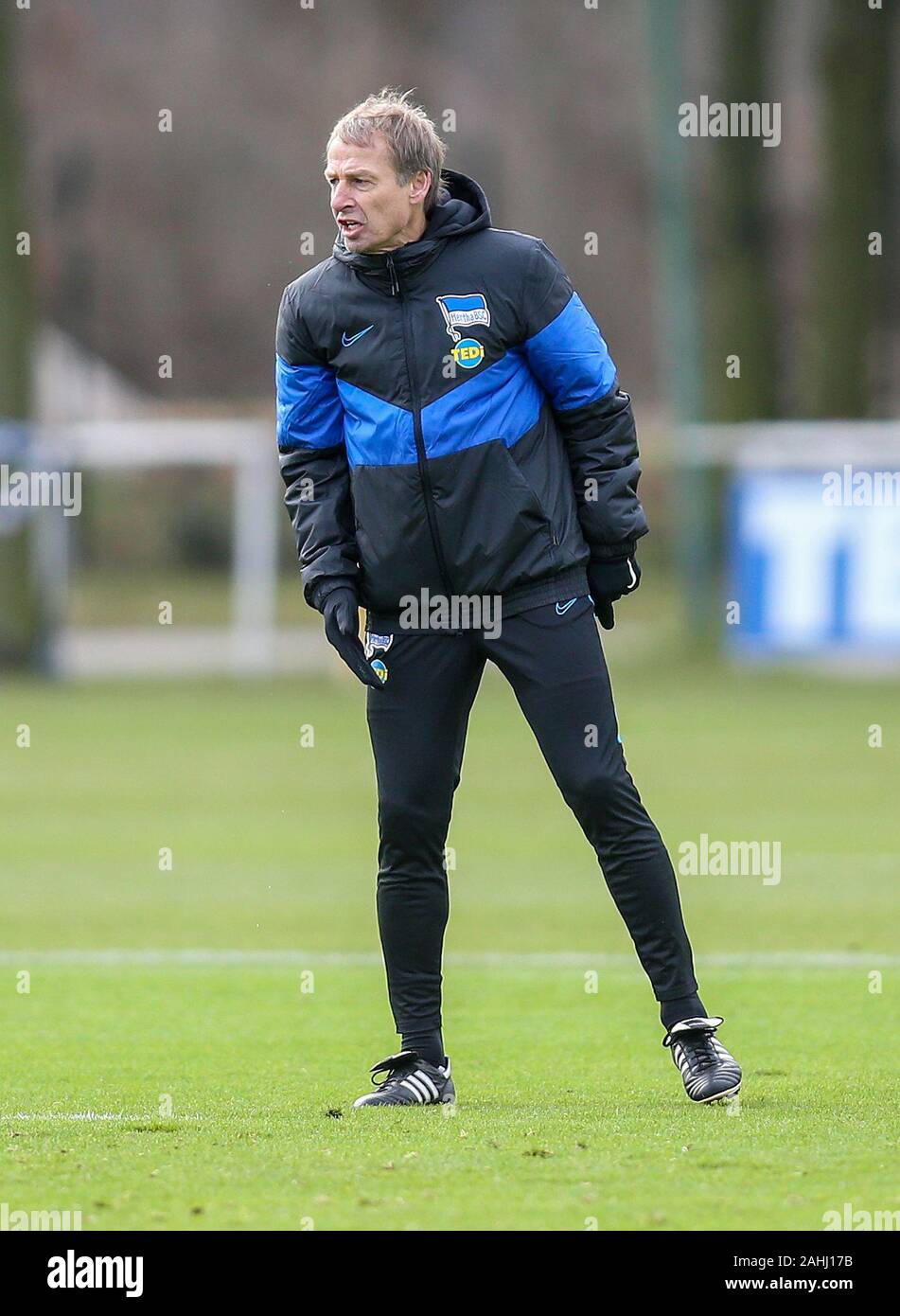 Berlin, Deutschland. 30 Dez, 2019. Fußball: Bundesliga, Hertha BSC, Hertha Trainingsplatz. Hertha's Coach Jürgen Klinsmann führt den Spieler. Credit: Andreas Gora/dpa - WICHTIGER HINWEIS: In Übereinstimmung mit den Vorschriften der DFL Deutsche Fußball Liga und der DFB Deutscher Fußball-Bund ist es untersagt, zu verwerten oder im Stadion und/oder aus dem Spiel genommen Fotografien in Form von Bildern und/oder Videos - wie Foto serie genutzt haben./dpa/Alamy leben Nachrichten Stockfoto