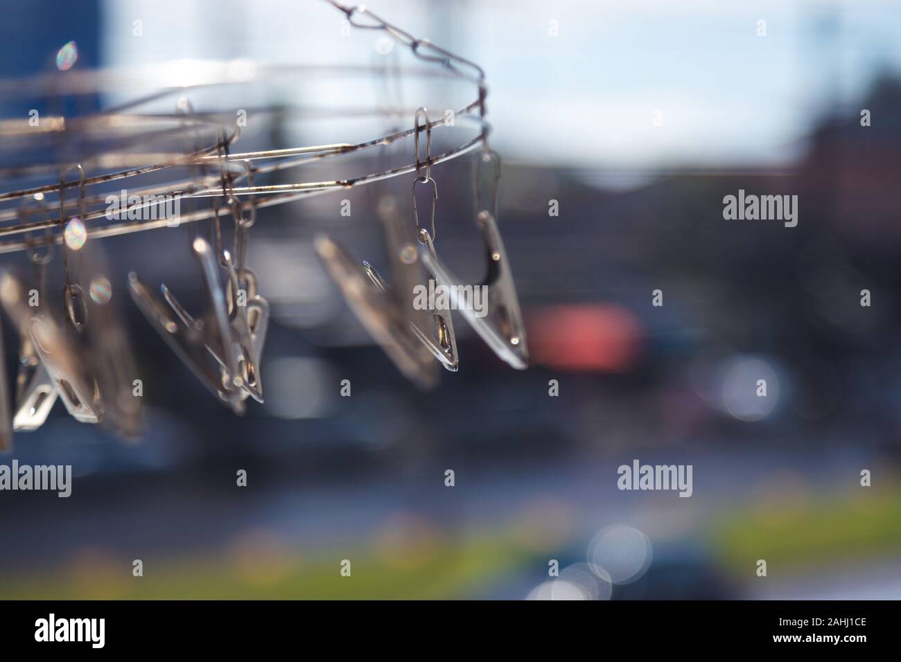 Aluminium clothespin im Freien mit verschwommenen Hintergrund von der Straße, in Tag Zeit Stockfoto