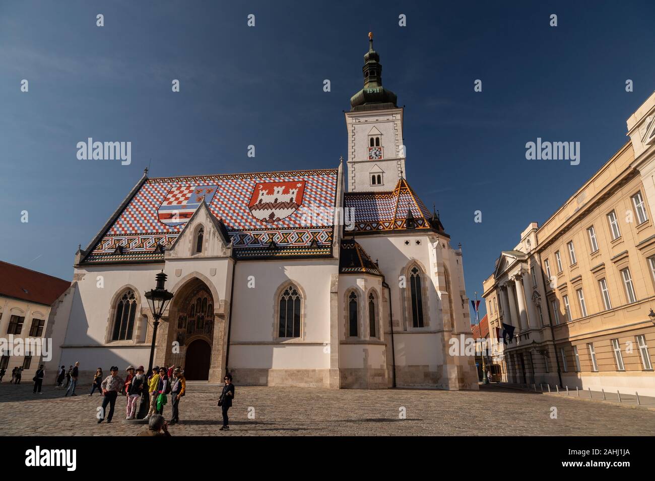 Die romanische St. Mark's Church in St. Mark's Square, mit dem 19. Jahrhundert Ziegeldach. Zagreb, Kroatien Stockfoto