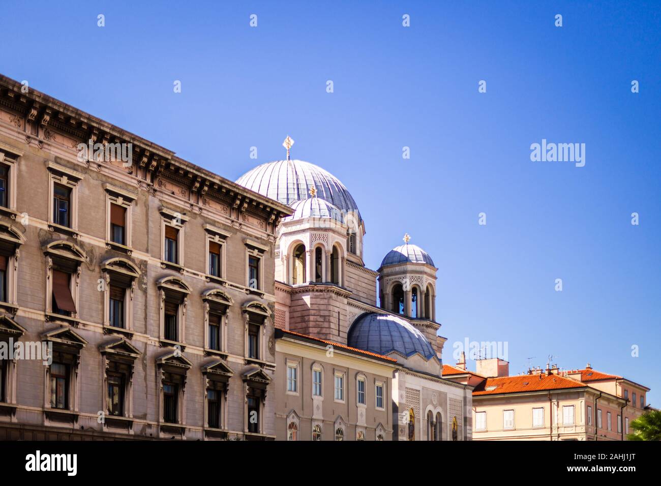 Serbisch-orthodoxe Kirche St. Spyridon (Chiesa di San Spiridione) in Triest, Italien, in der Nähe des Canal Grande auf dem Platz Saint Antonio Nuovo mit dem w Stockfoto