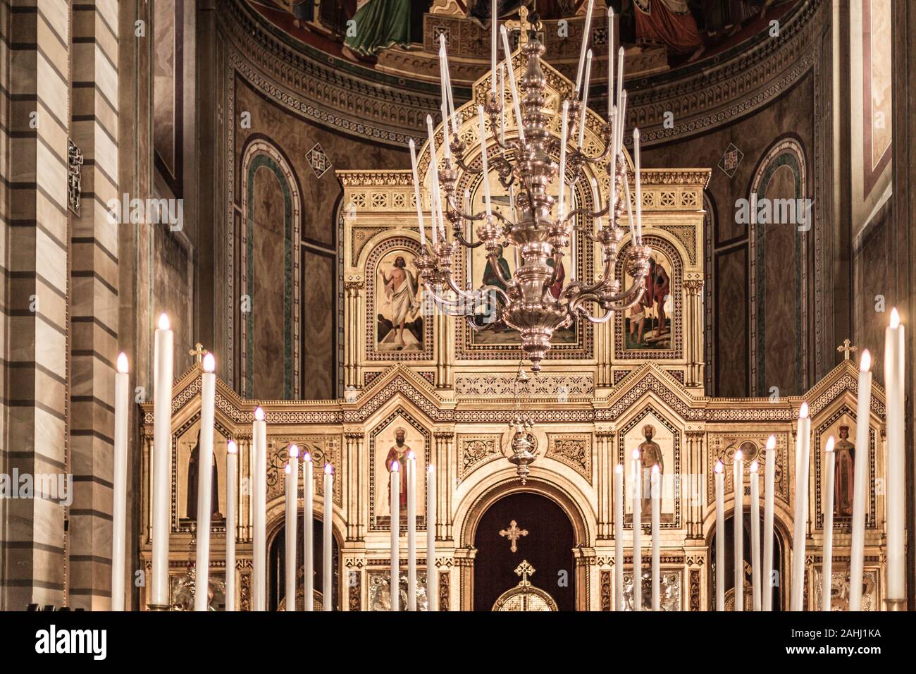 Serbisch-orthodoxe Kirche St. Spyridon (Chiesa di San Spiridione) in Triest, Italien, in der Nähe des Canal Grande auf dem Platz Saint Antonio Nuovo mit dem w Stockfoto