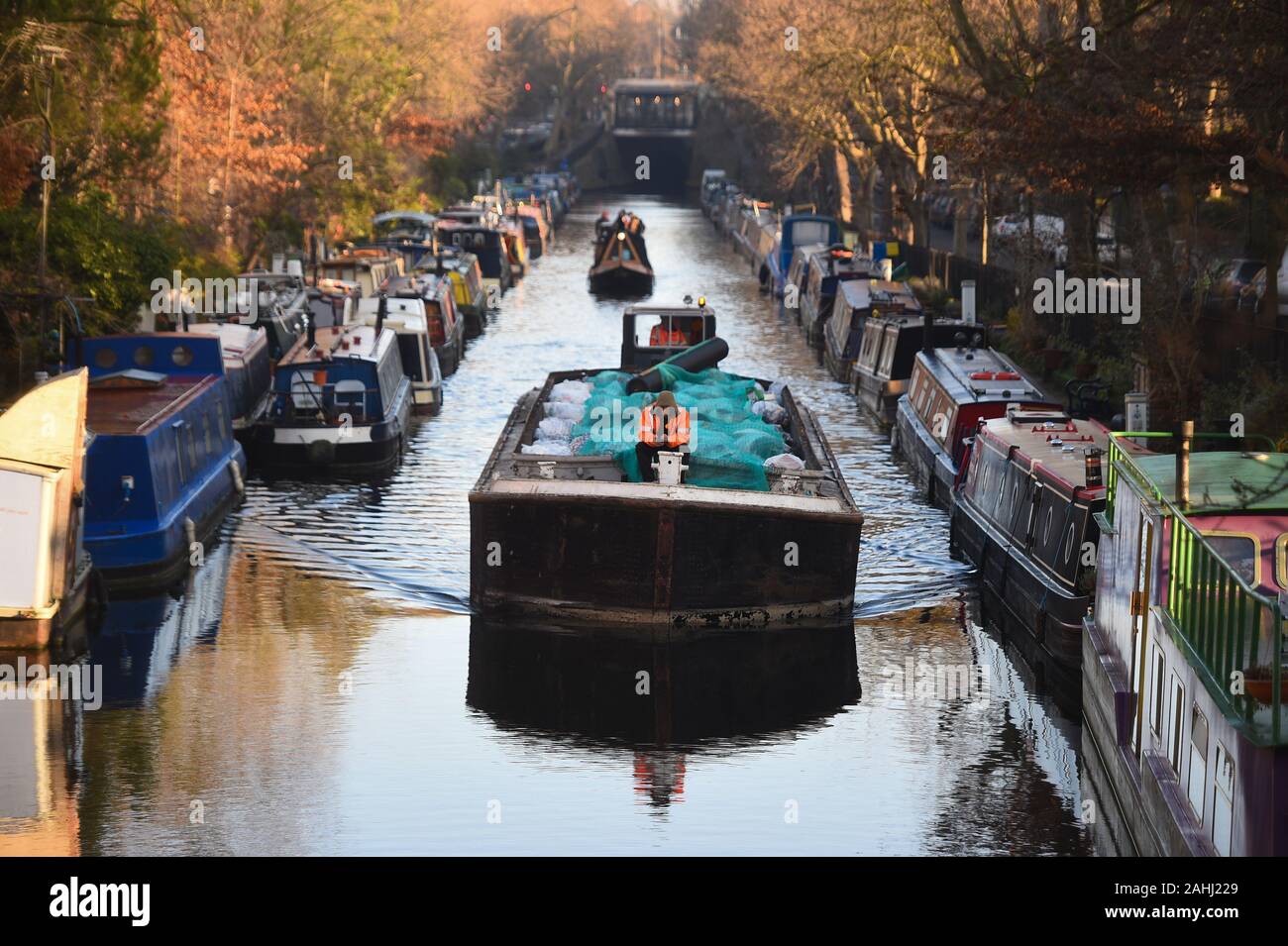 Kähne und Hausbooten in Little Venice, Paddington, London. Stockfoto