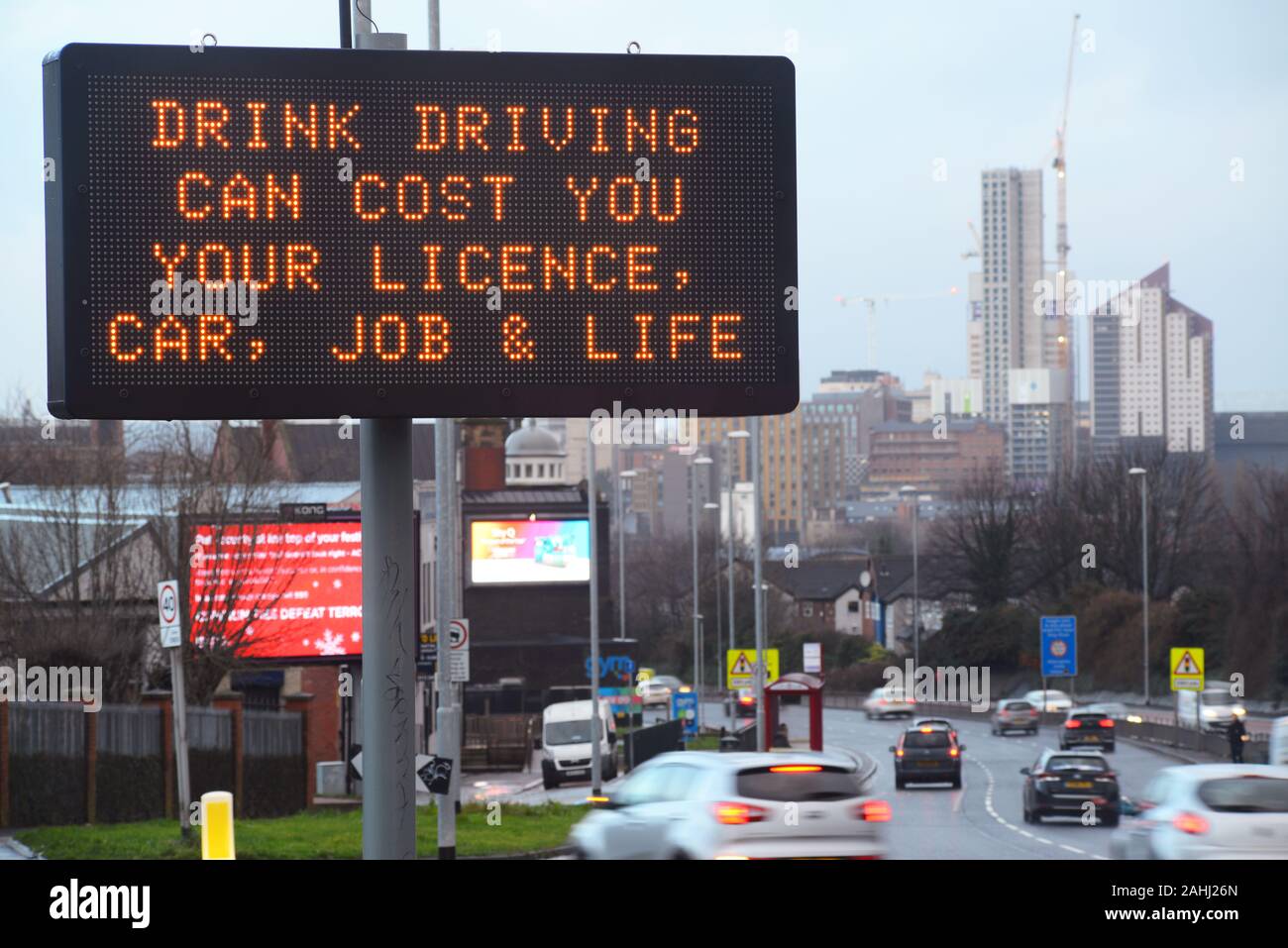 Datenverkehr, der digitale Straßenrand Zeichen warnen gegen Alkohol am Steuer Leeds, Großbritannien Stockfoto