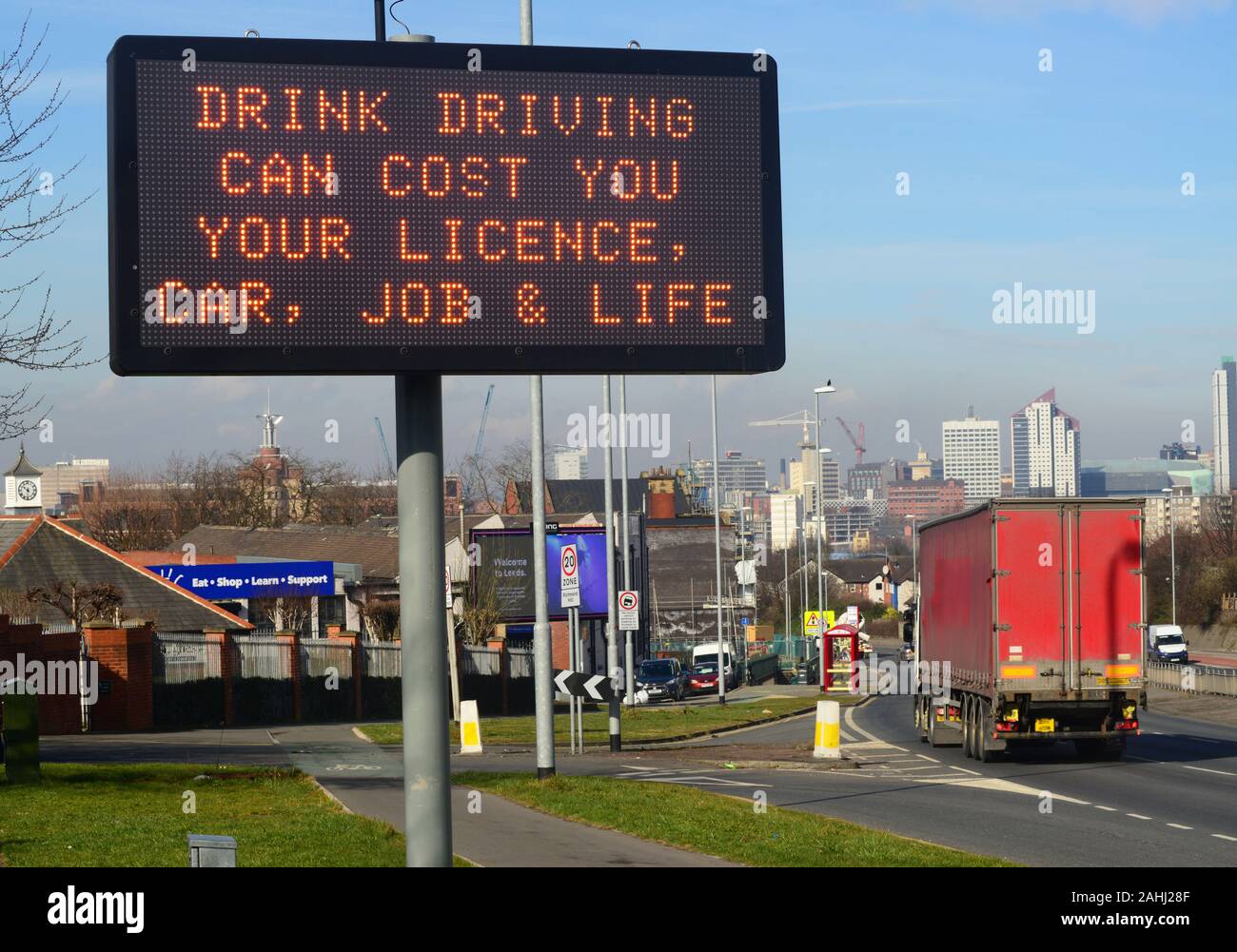 Datenverkehr, der digitale Straßenrand Zeichen warnen gegen Alkohol am Steuer Leeds, Großbritannien Stockfoto