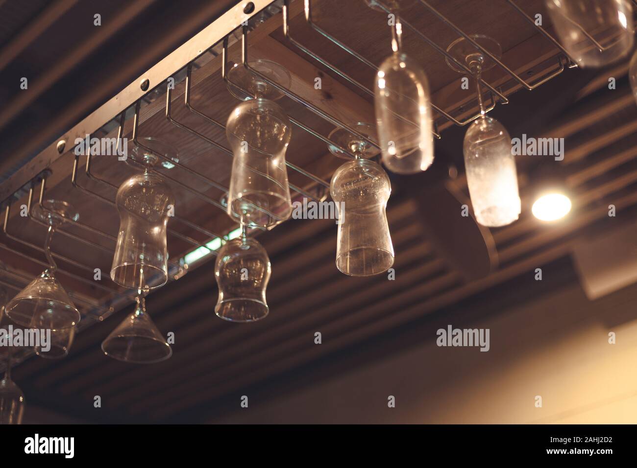 Wein Glas hängen oben in der Leiste bei Nacht Stockfoto