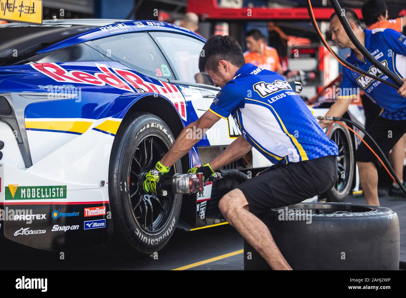 Buriram, Thailand - 28. Juni 2019: Thailand SuperGT racing Match, einer der japanischen Mannschaft noch ihr Team Rennwagen Vorbereiten, Üben Reifen wechseln Stockfoto