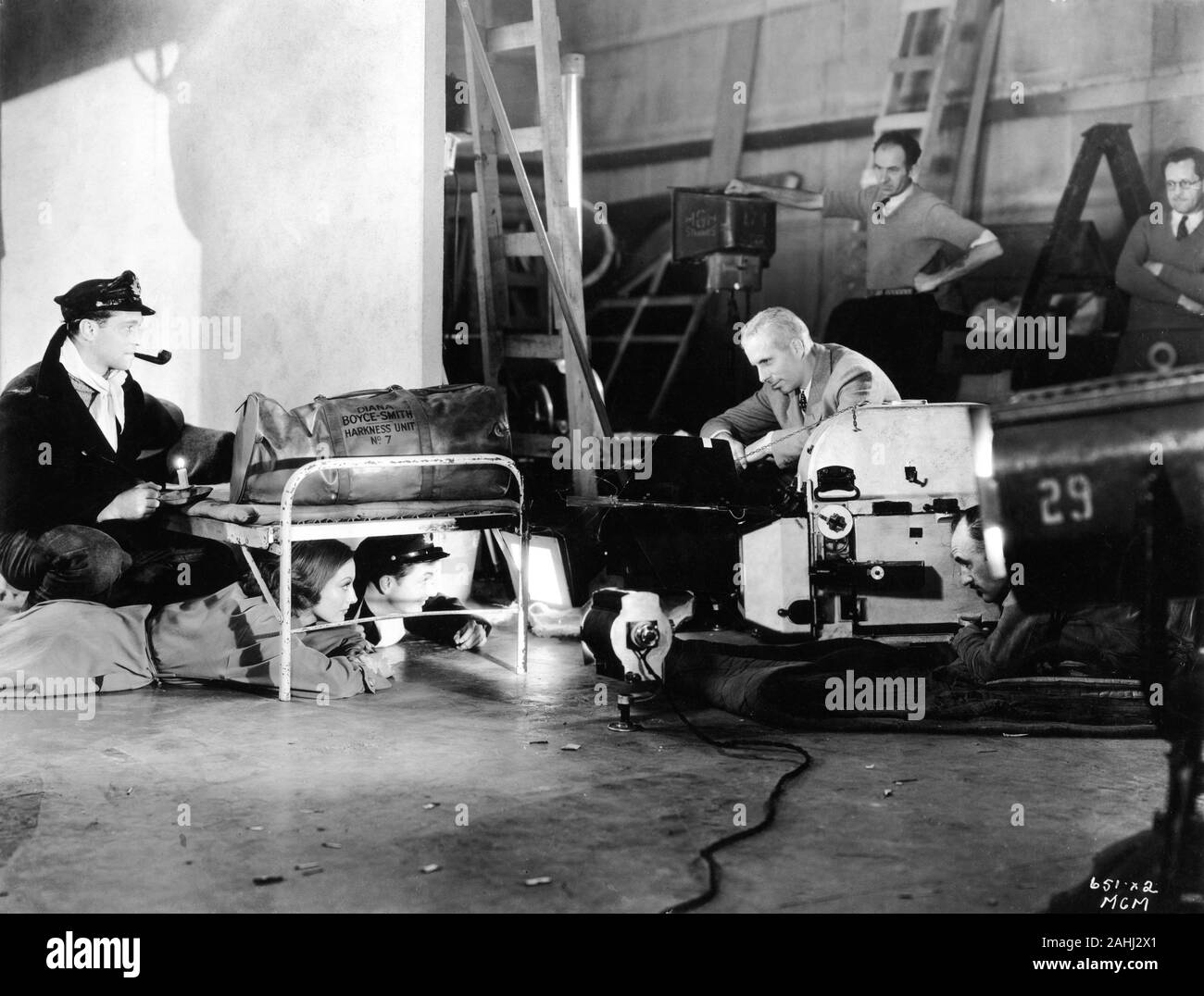 FRANCHOT TONE JOAN CRAWFORD ROBERT YOUNG und Regisseur Howard Hawks auf ehrliche filmen wir leben heute 1933 Geschichte von William Faulkner Metro Goldwyn Mayer Stockfoto