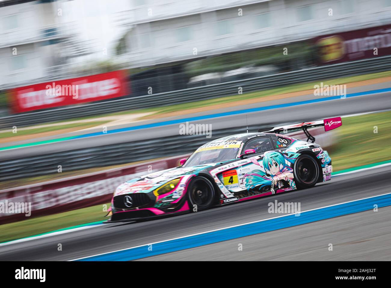 Buriram, Thailand - 29. Juni 2019: Thailand SuperGT racing übereinstimmen, GT300 und GT500 match Start Tag, gut Lächeln Racing Team Rennwagen fahren auf der St Stockfoto