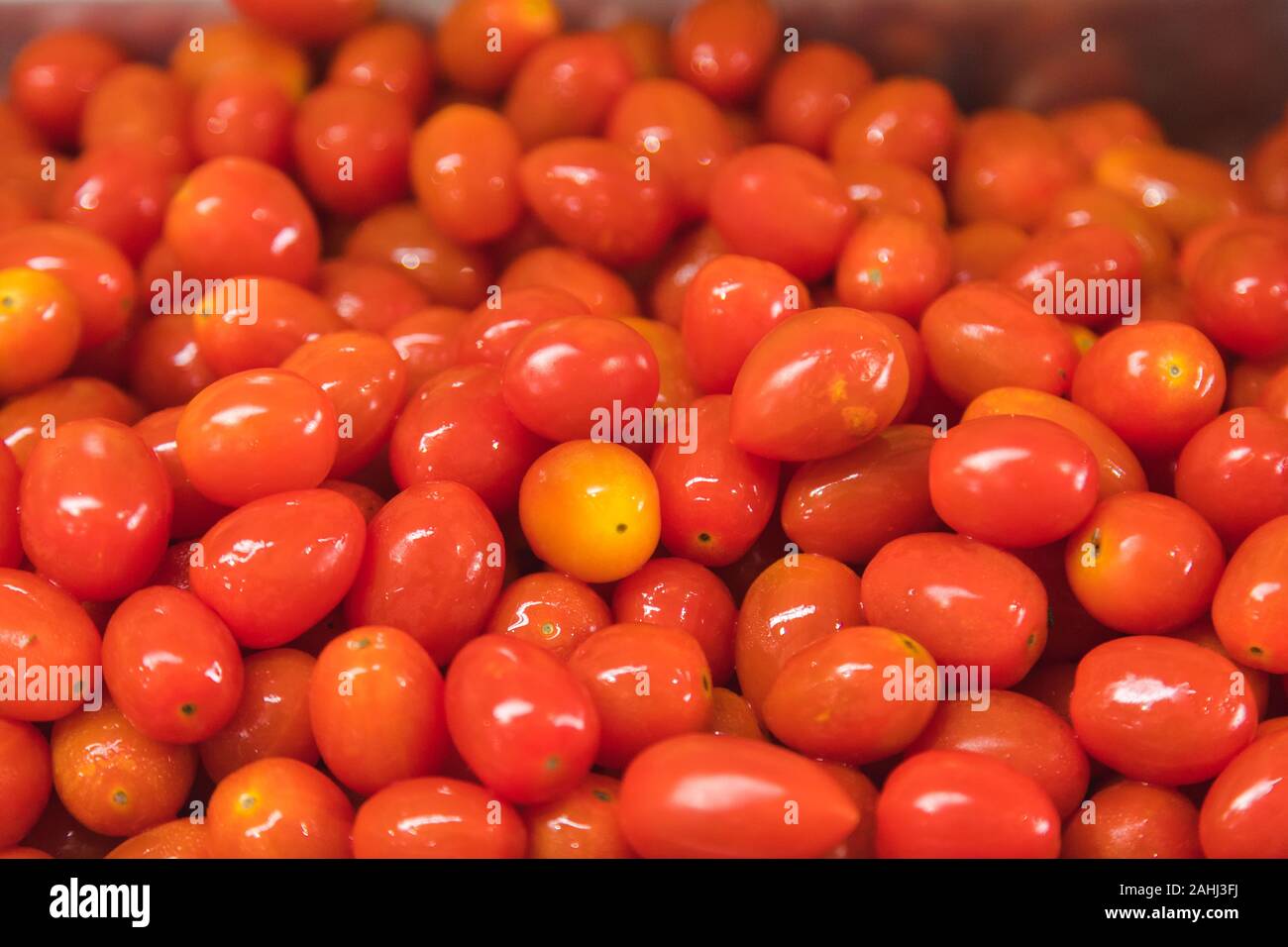 In der Nähe von kleinen Tomaten Haufen ohne Blätter, Glanz auf Es Skala-optik Stockfoto